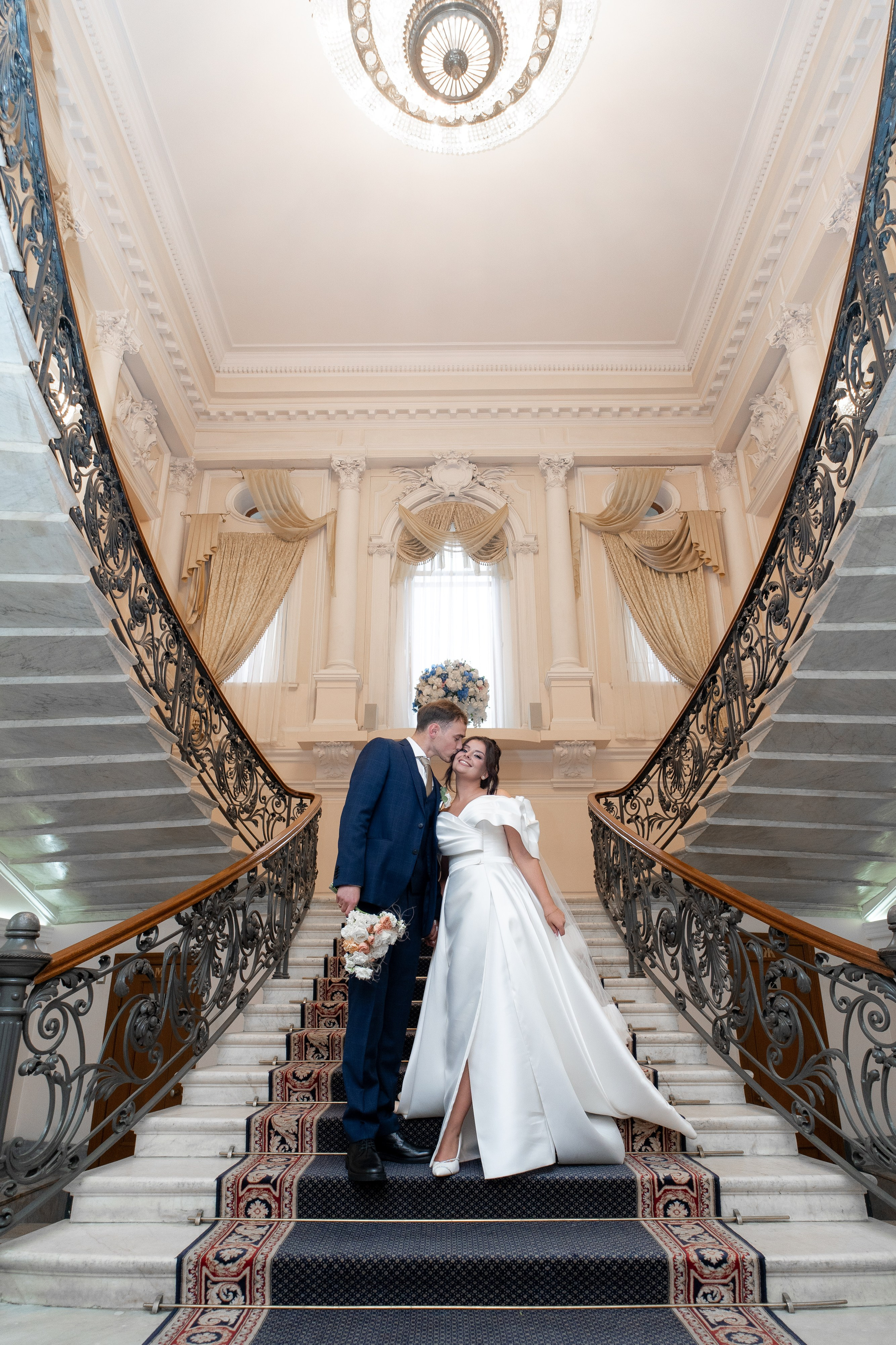 Сборы в отеле Индиго, съемка в Академии художеств, роспись во дворце бракосочетания№ 2 и банкет Нева Холл. Свадебный фотограф Александр Невский в Санкт-Петербурге