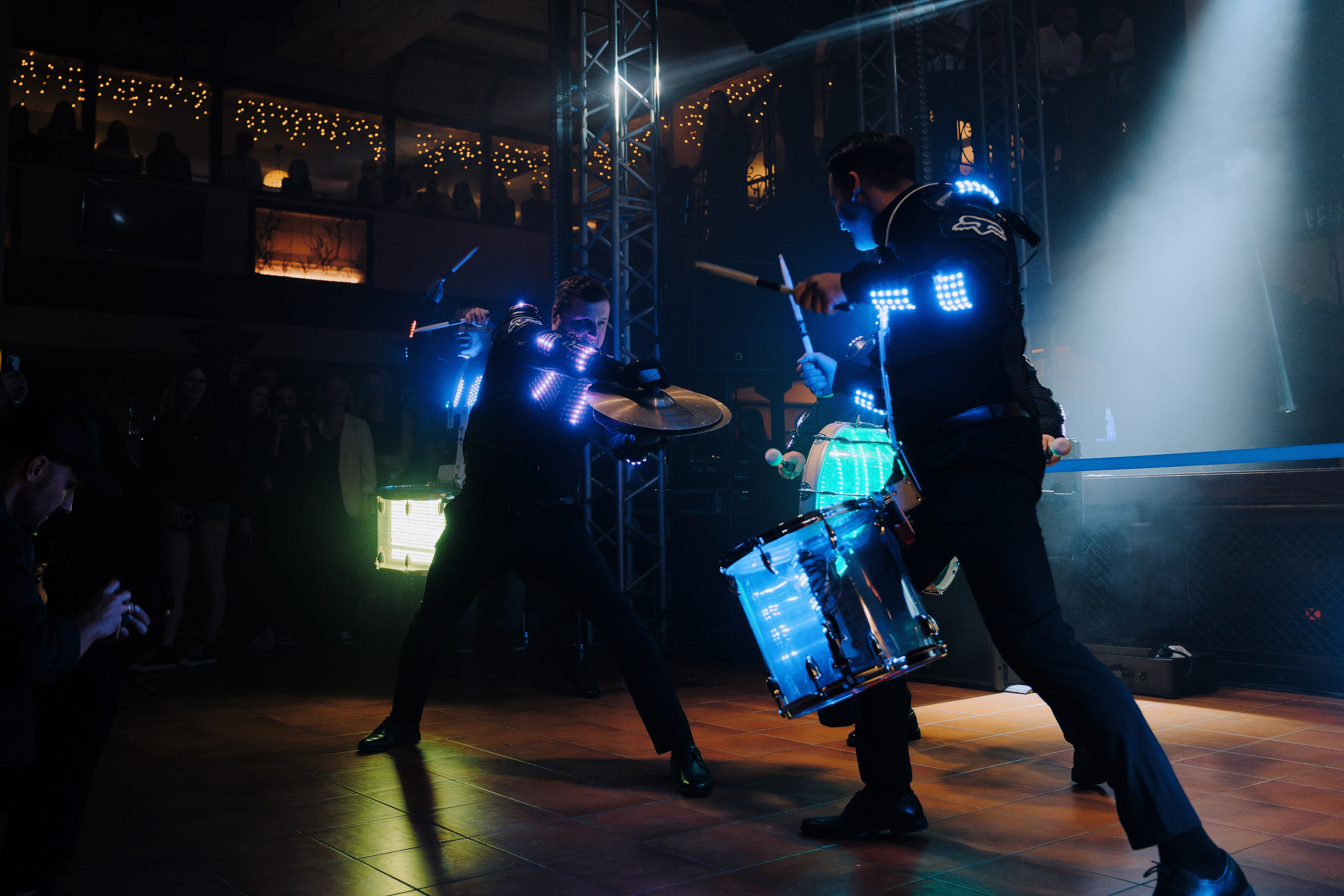 20 ЛЕТ МЕГАПОЛИС ЧЕЛЯБИНСК ХЕДЛАЙНЕР ЕЛКА. Репортажный фотограф Зуев Роман г. Челябинск