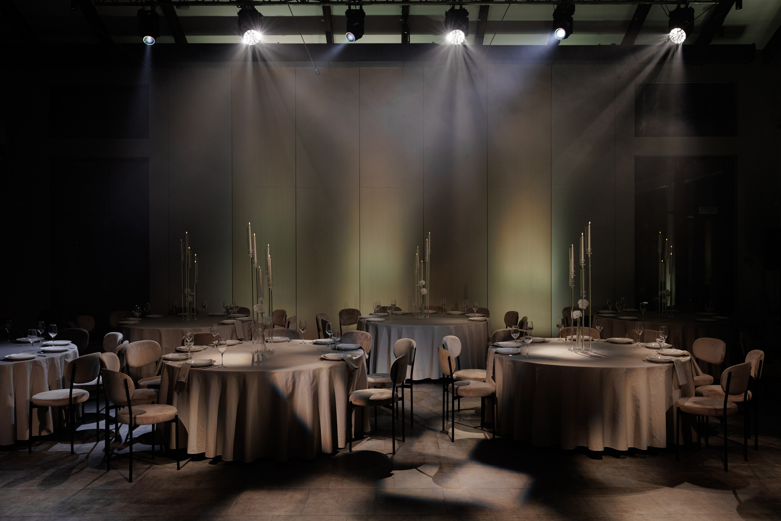 Трендовые расстановки столов в Галант холл. Свадебный фотограф