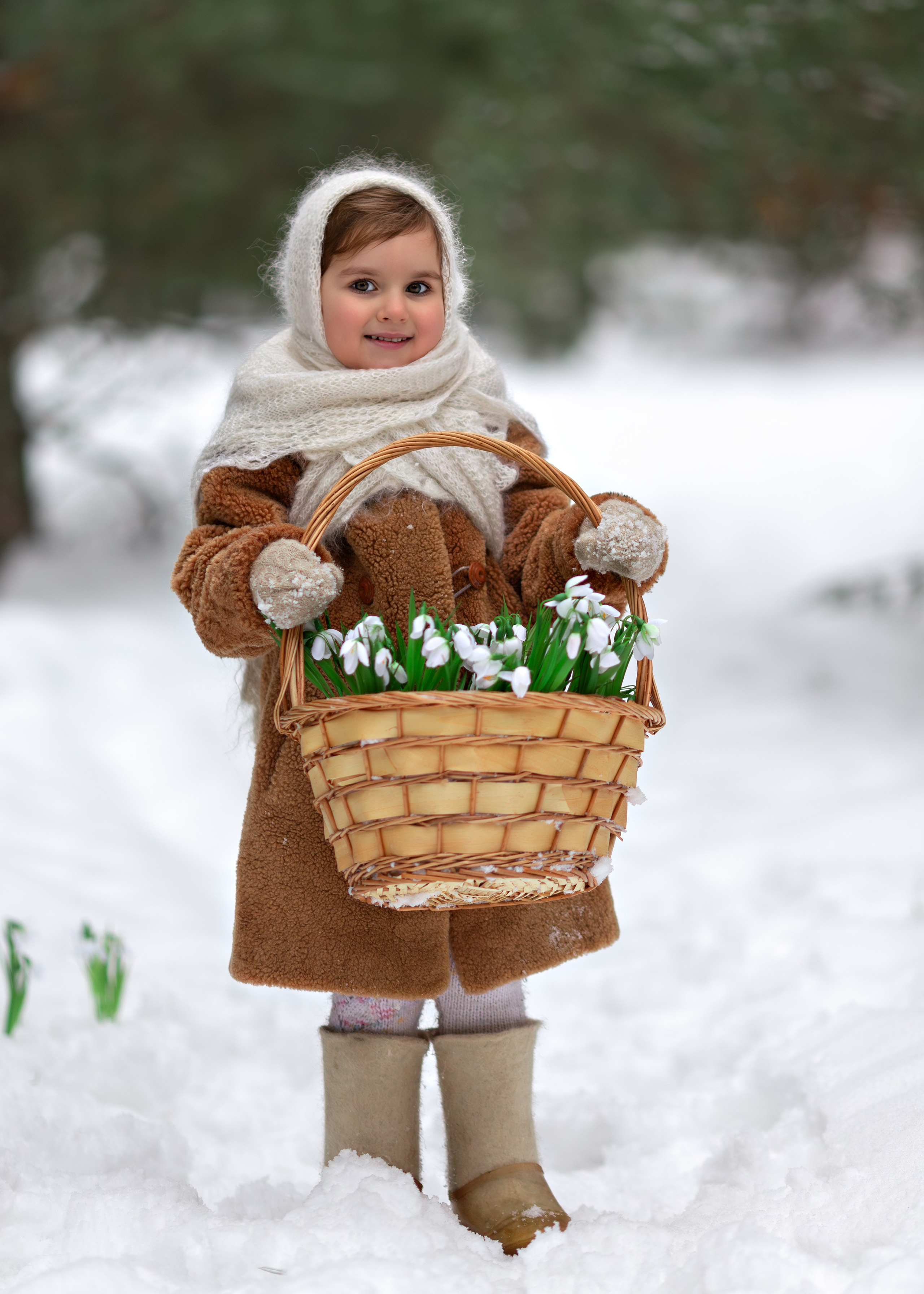 Девочка с корзинкой подснежников