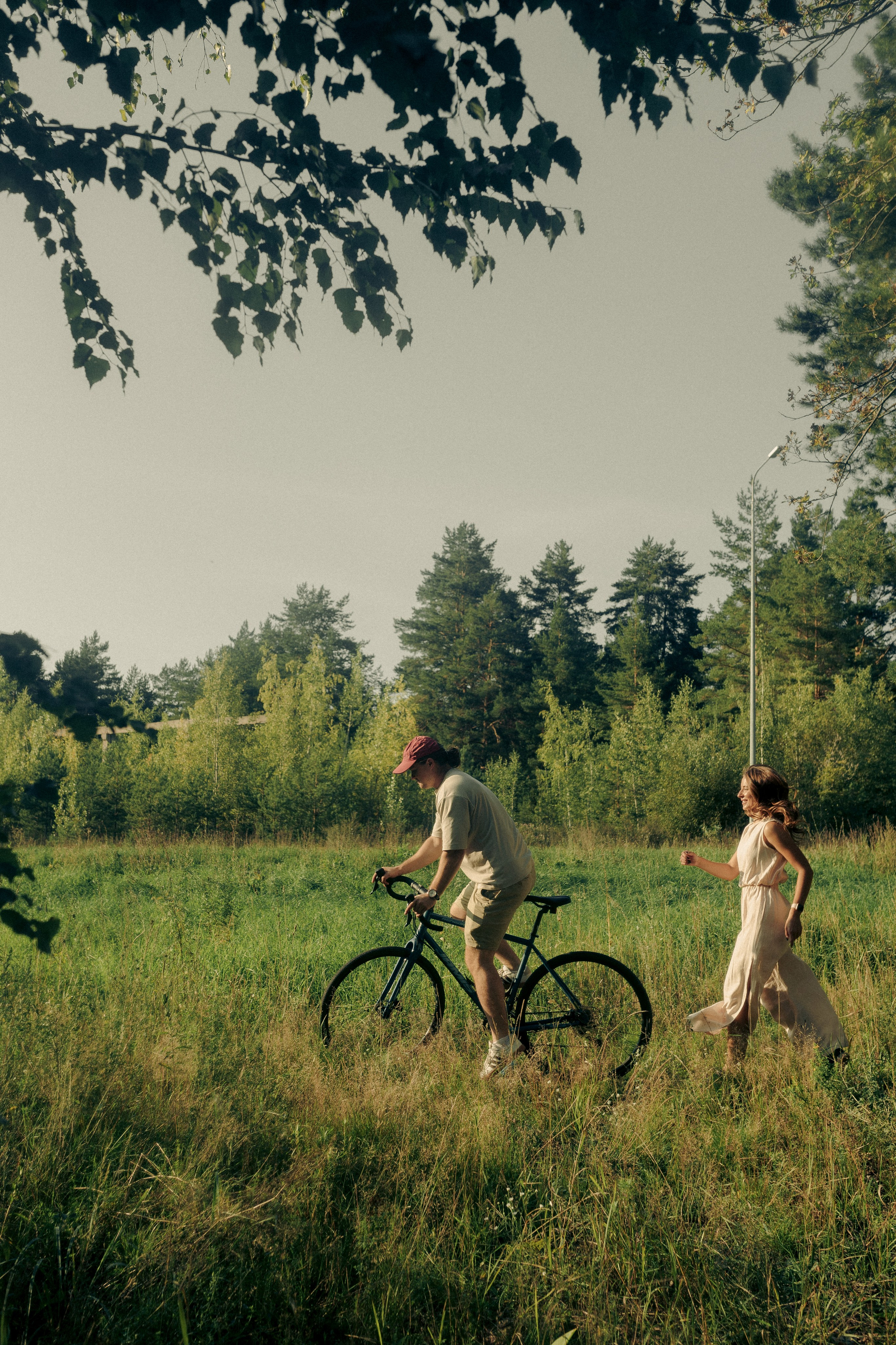 Прогулка по лесу на велосипедах. Свадебный фотограф Казань