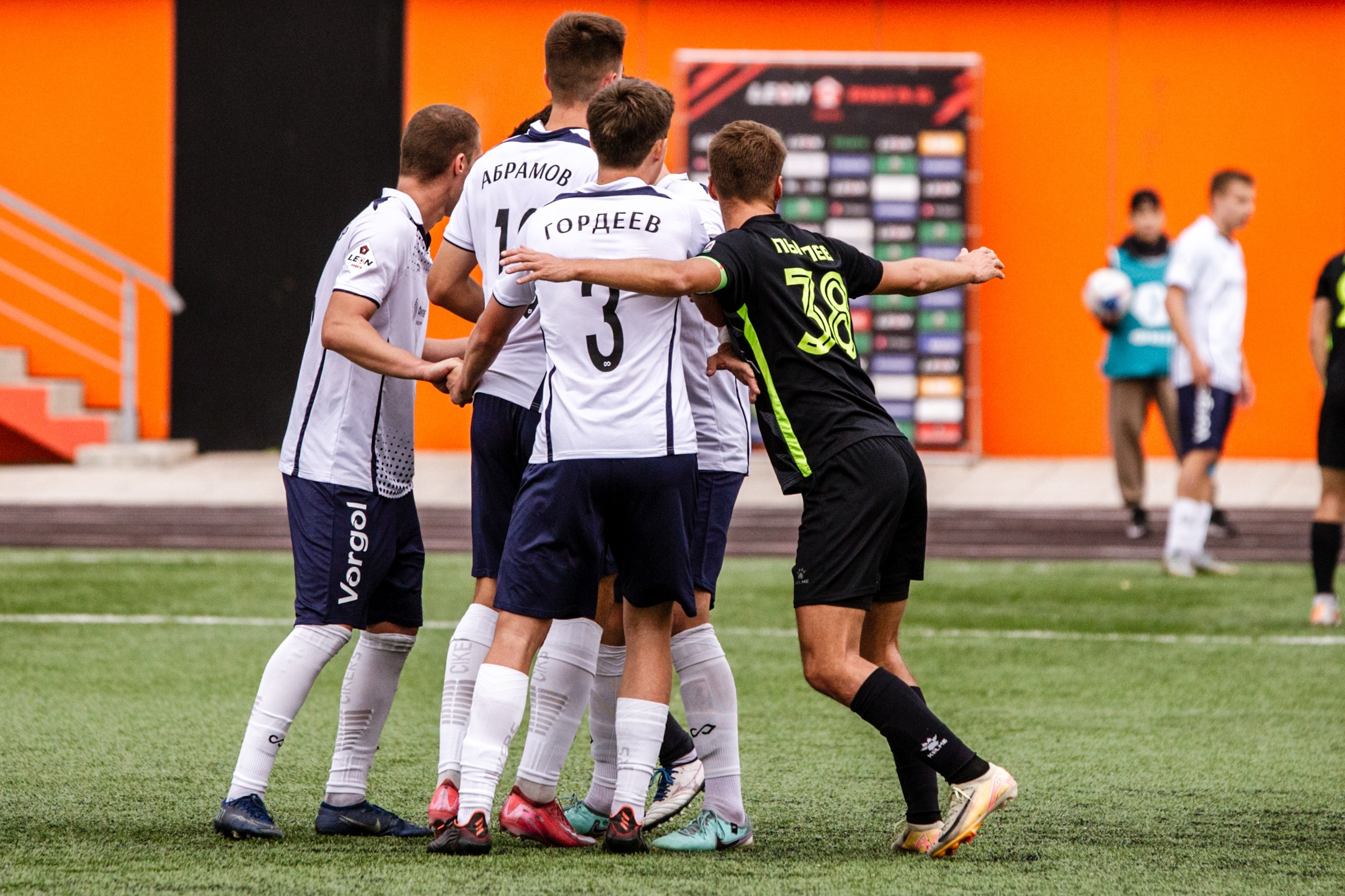 Первенство России по футболу LEON-Вторая лига Б | ФК Иркутск — Космос (Долгопрудный) | 14.09.25. Фотограф в Иркутске Евгения Айвазова
