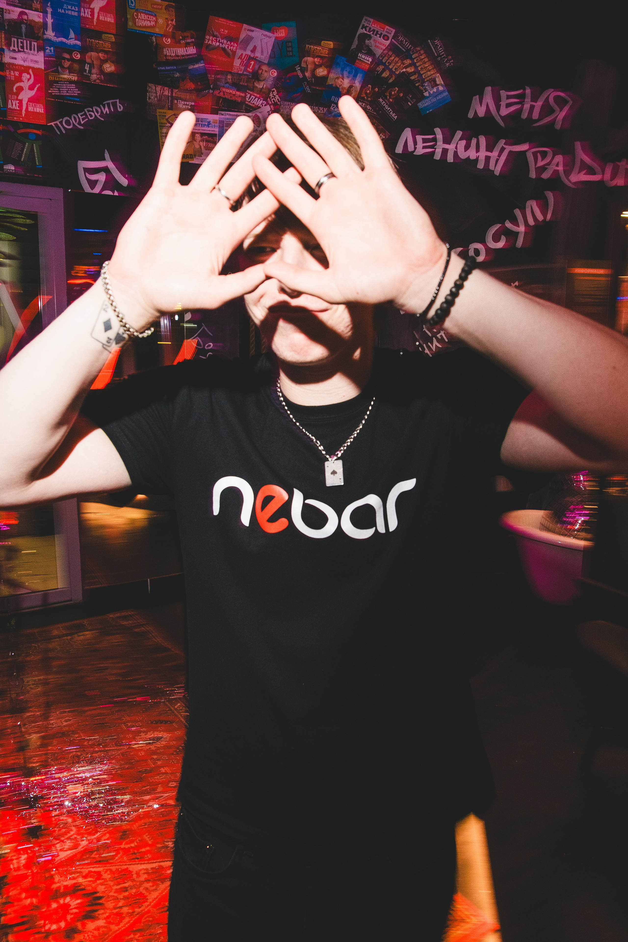 Скромный бармен закрывает лицо руками