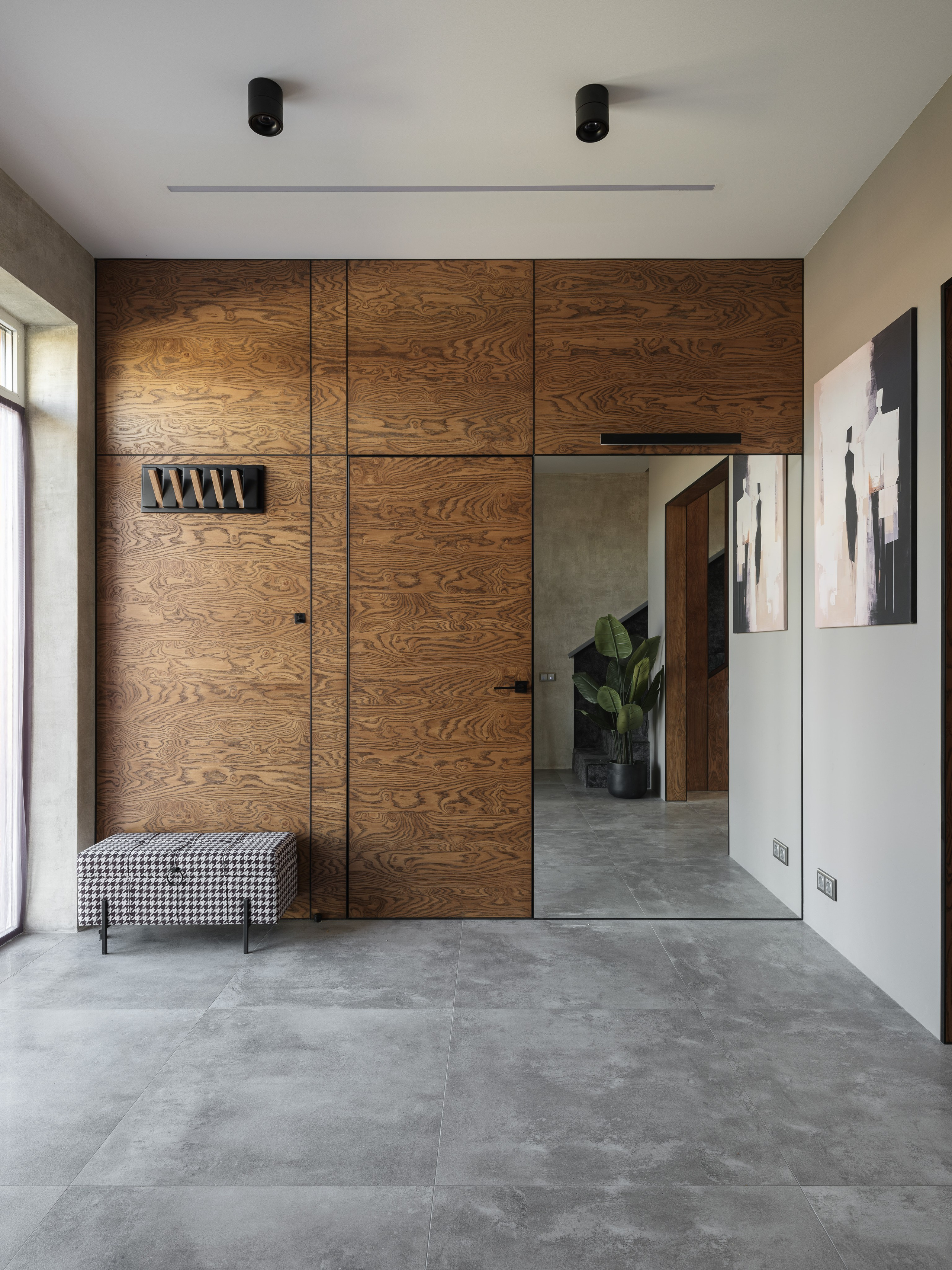 Современная прихожая с панелями из тёплого дерева, большим зеркалом и минималистичной мебелью. Комфорт и функциональность в дизайне Алина Дёрова, стилист Наталья Якушева, фотограф Сергей Денисенко — утончённый баланс текстур.