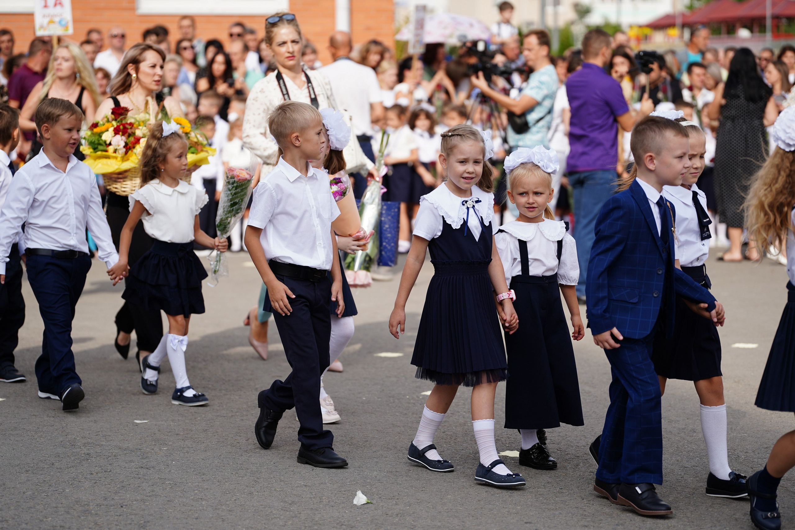 1 сентября Линейка. MEMENTO.Выпускные альбомы, школьные, юбилейные и другие книги. Ростов-на-Дону