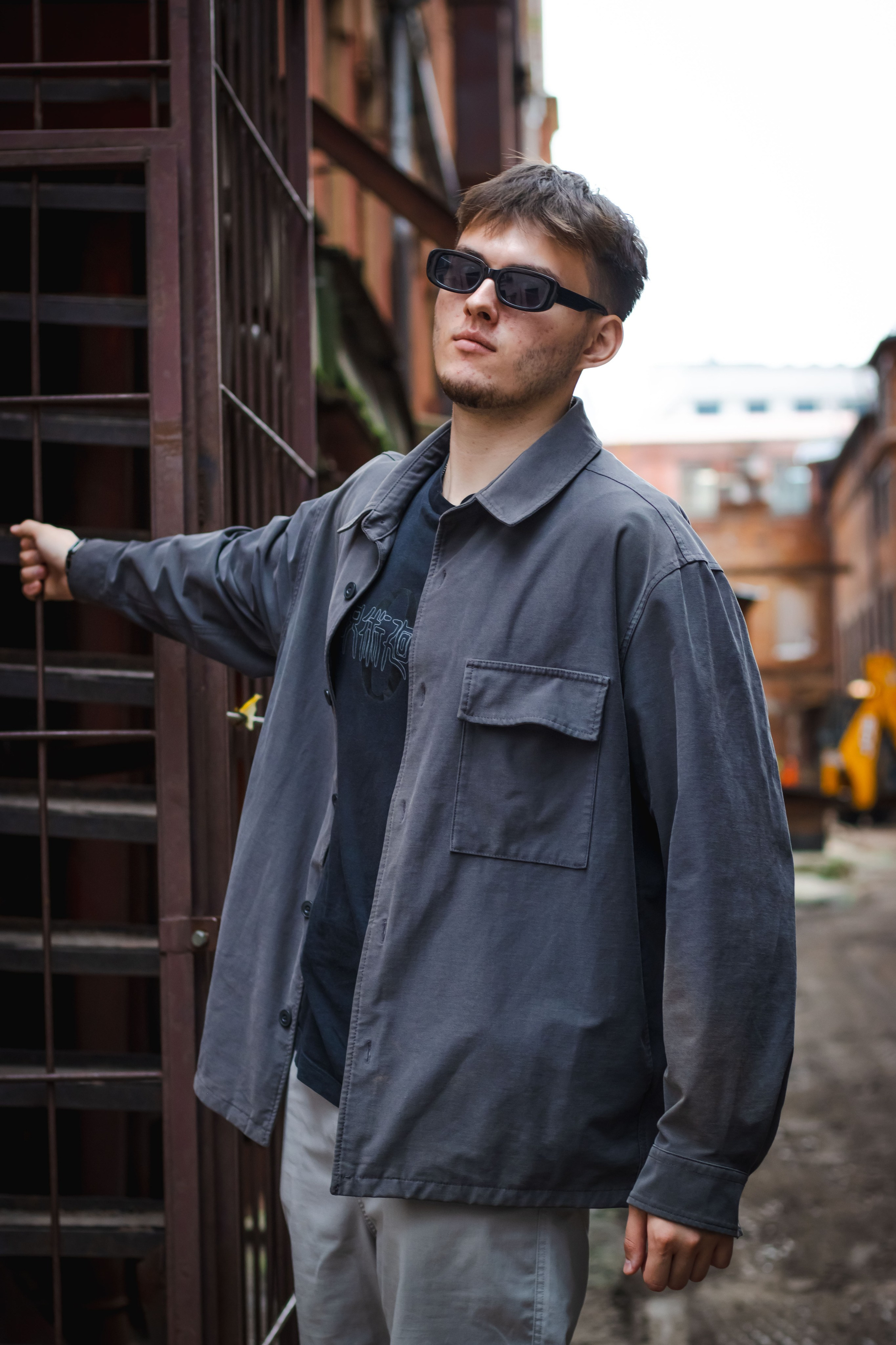 уличная фотография модного парня в темных очках