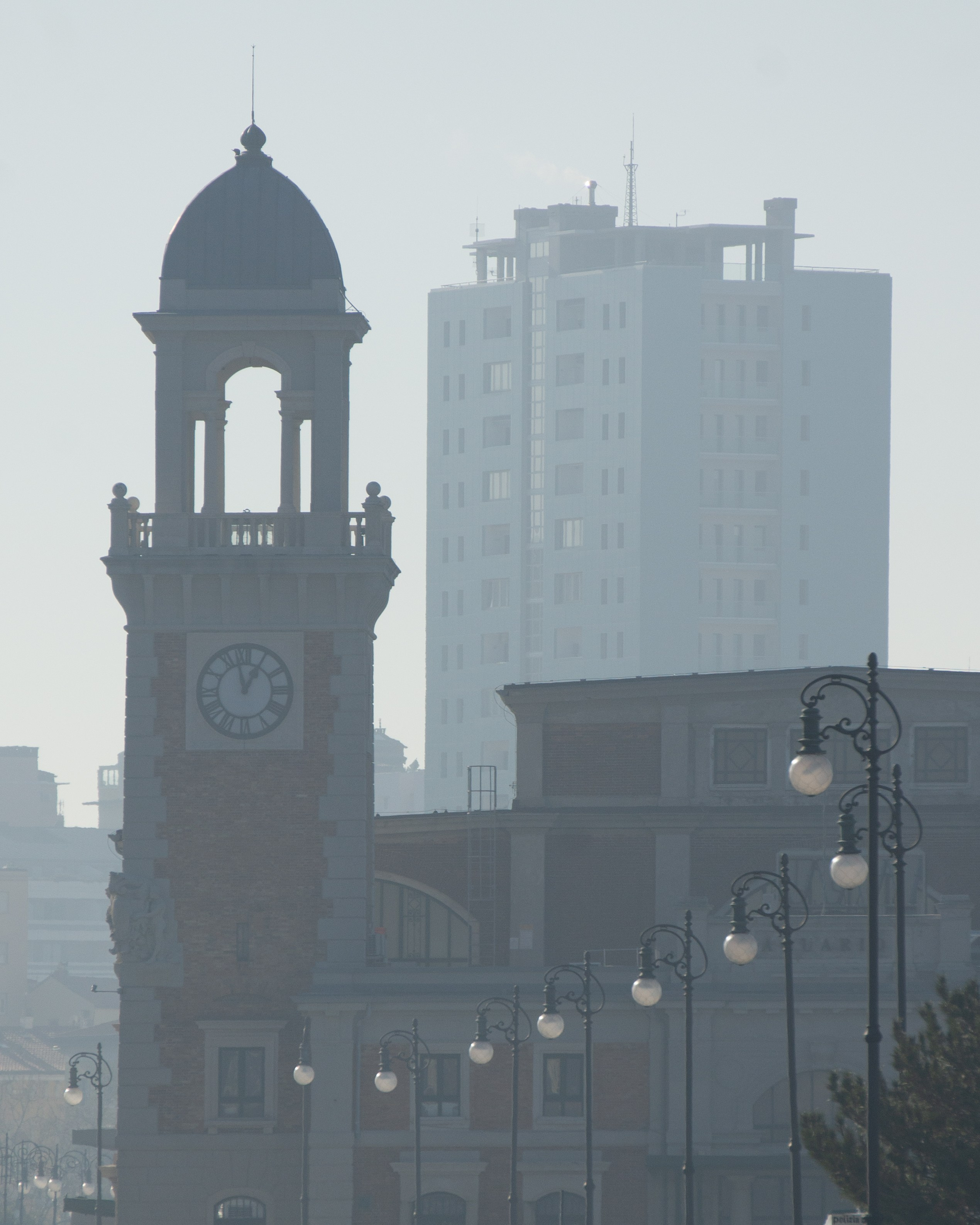 Lanterne di una citta. Fotografo Alina Imanbaeva Trieste e FVG