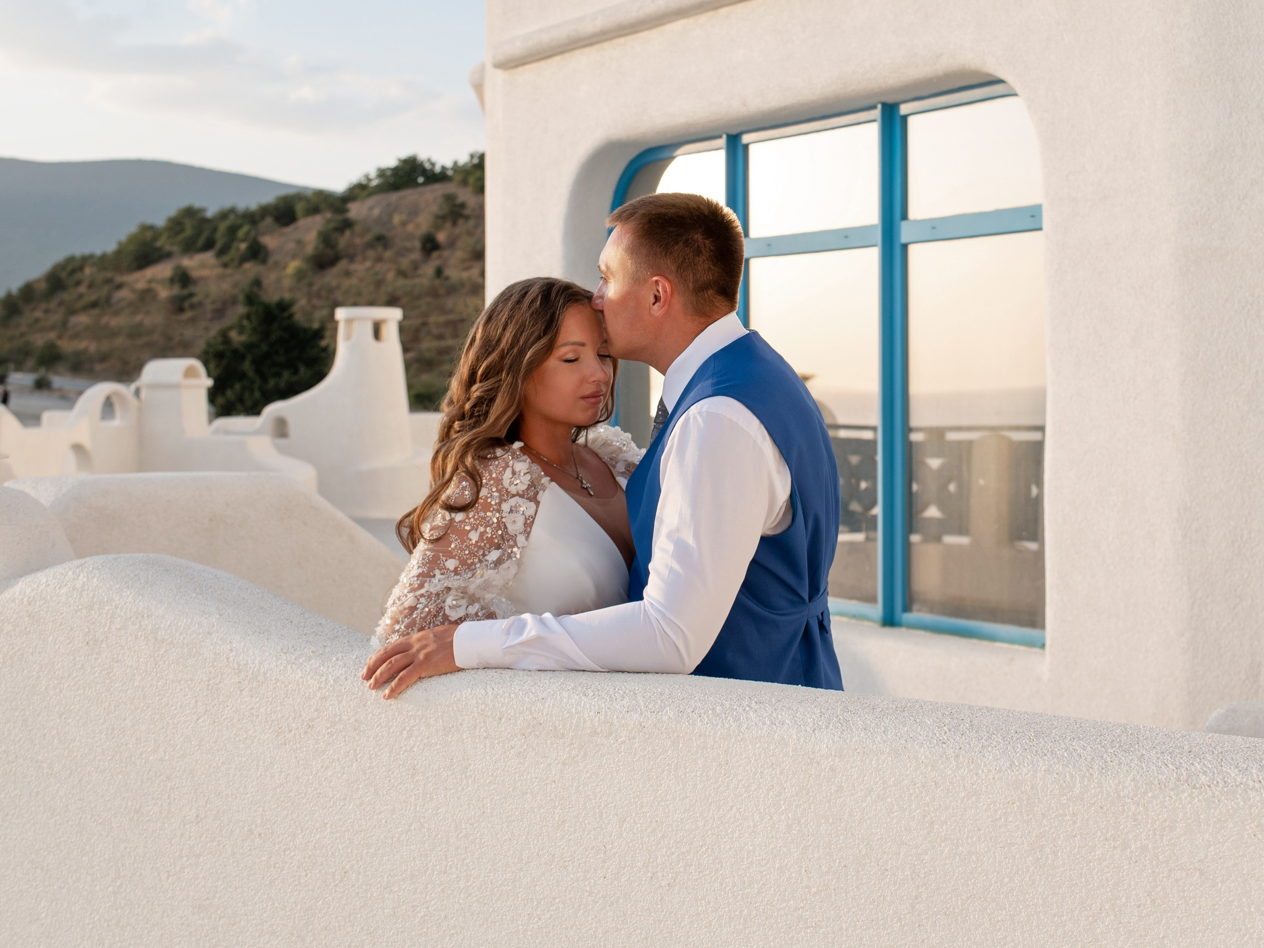 Камерная фотосессия для молодоженов на Санторини