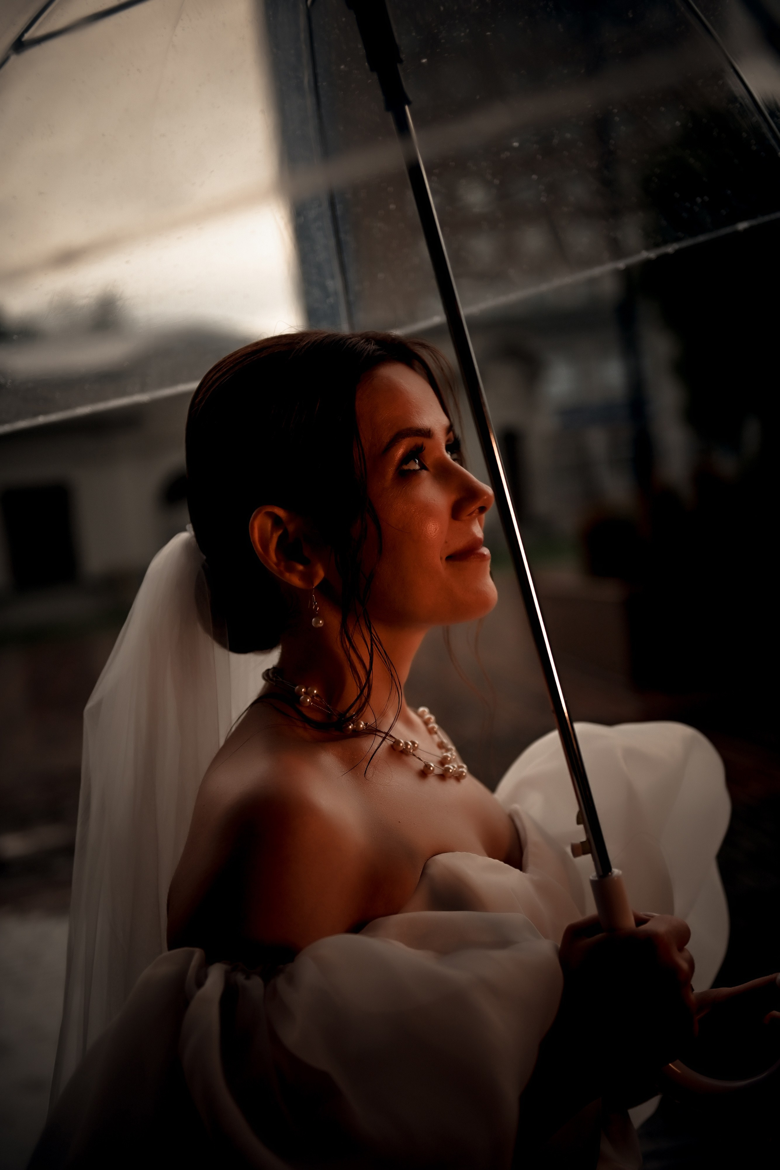 Небольшая свадебная серия в музее и прогулкой под дождем Эльмиры и Ризата. Свадебный, семейный, детский, контент фотограф в Омске Максим Ильин