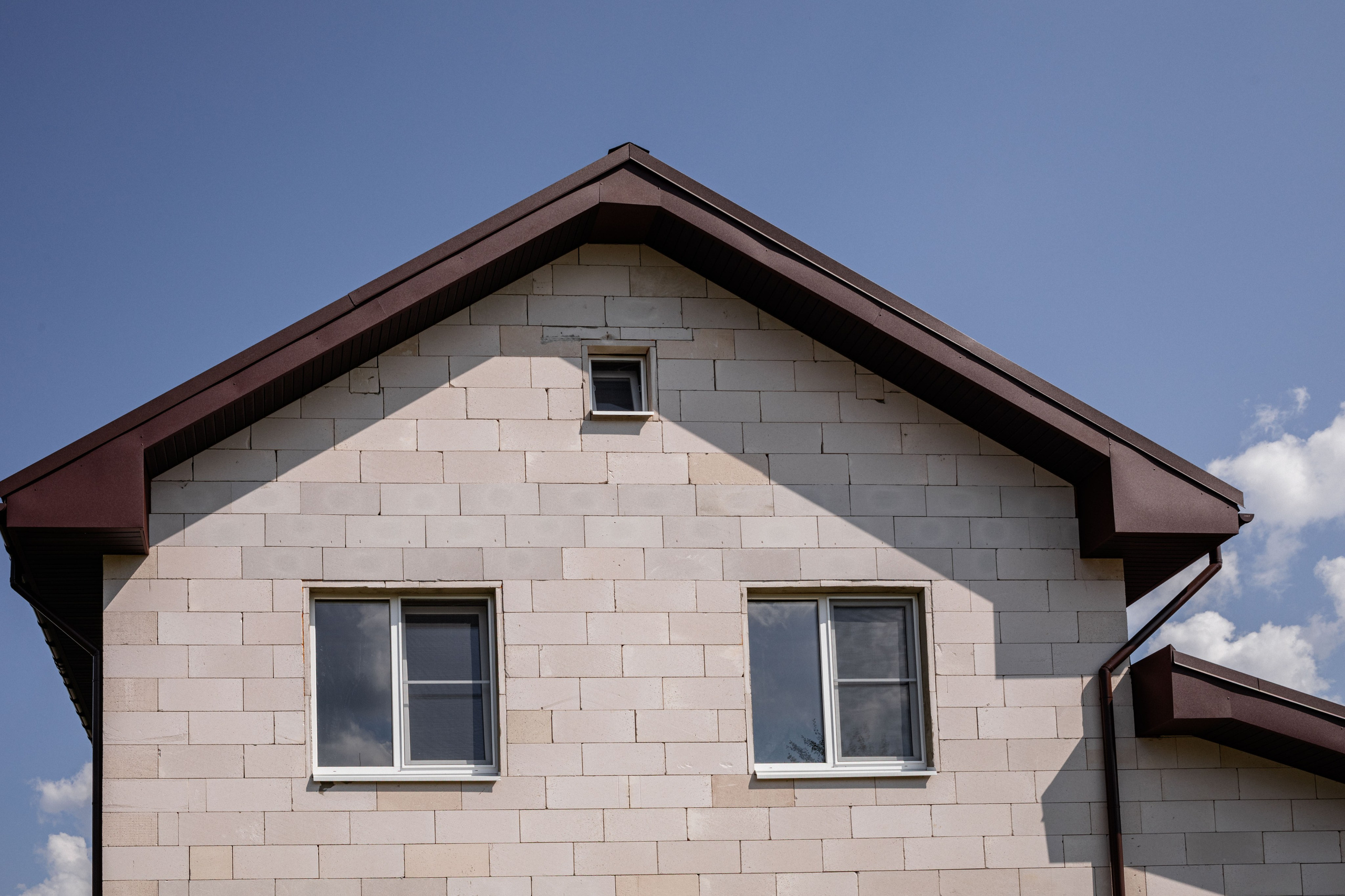 Готовый каркас дома с установленной кровлей и окнами.Чепелево