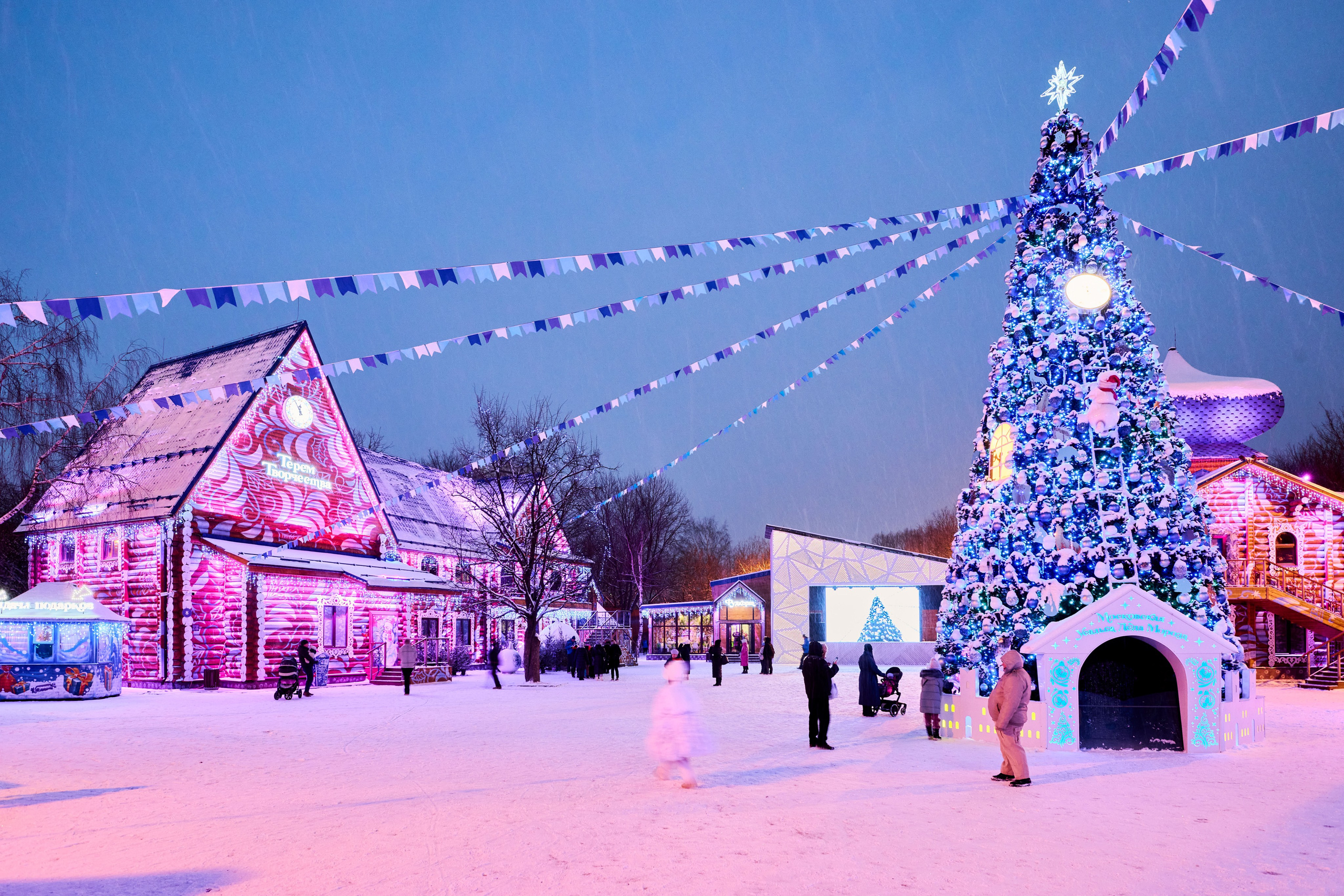 Терема Усадьбы Деда Мороза вечером. Никита Хохловский фото и видео продакшн