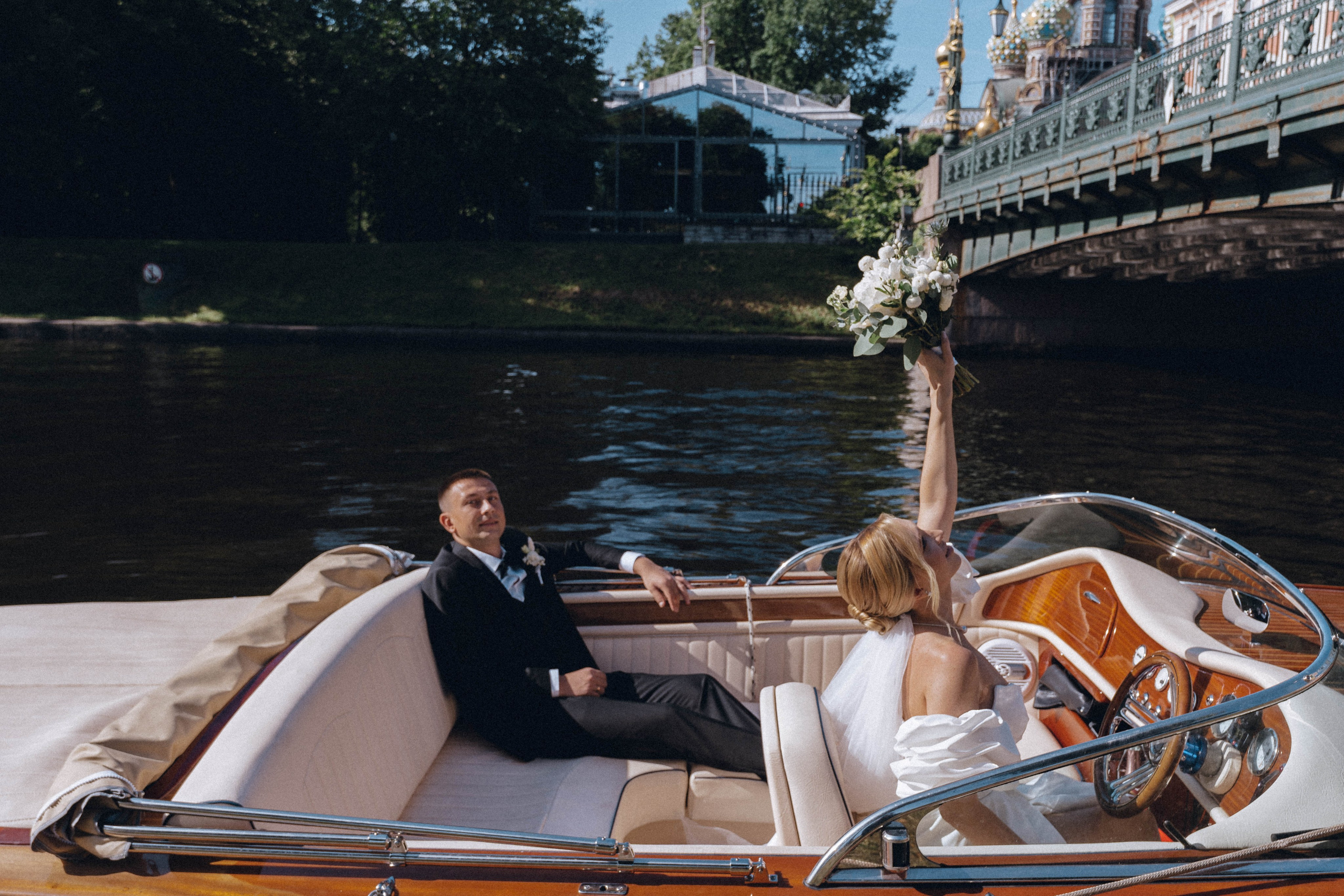 СВАДЕНБНАЯ СЬЕМКА НА КАТЕРЕ ПО КАНАЛАМ САНКТ-ПЕТЕРБУРГА И В АКВАТОРИИ НЕВЫ. Профессиональный фотограф, Санкт-Петербург — Виктория Богомолова