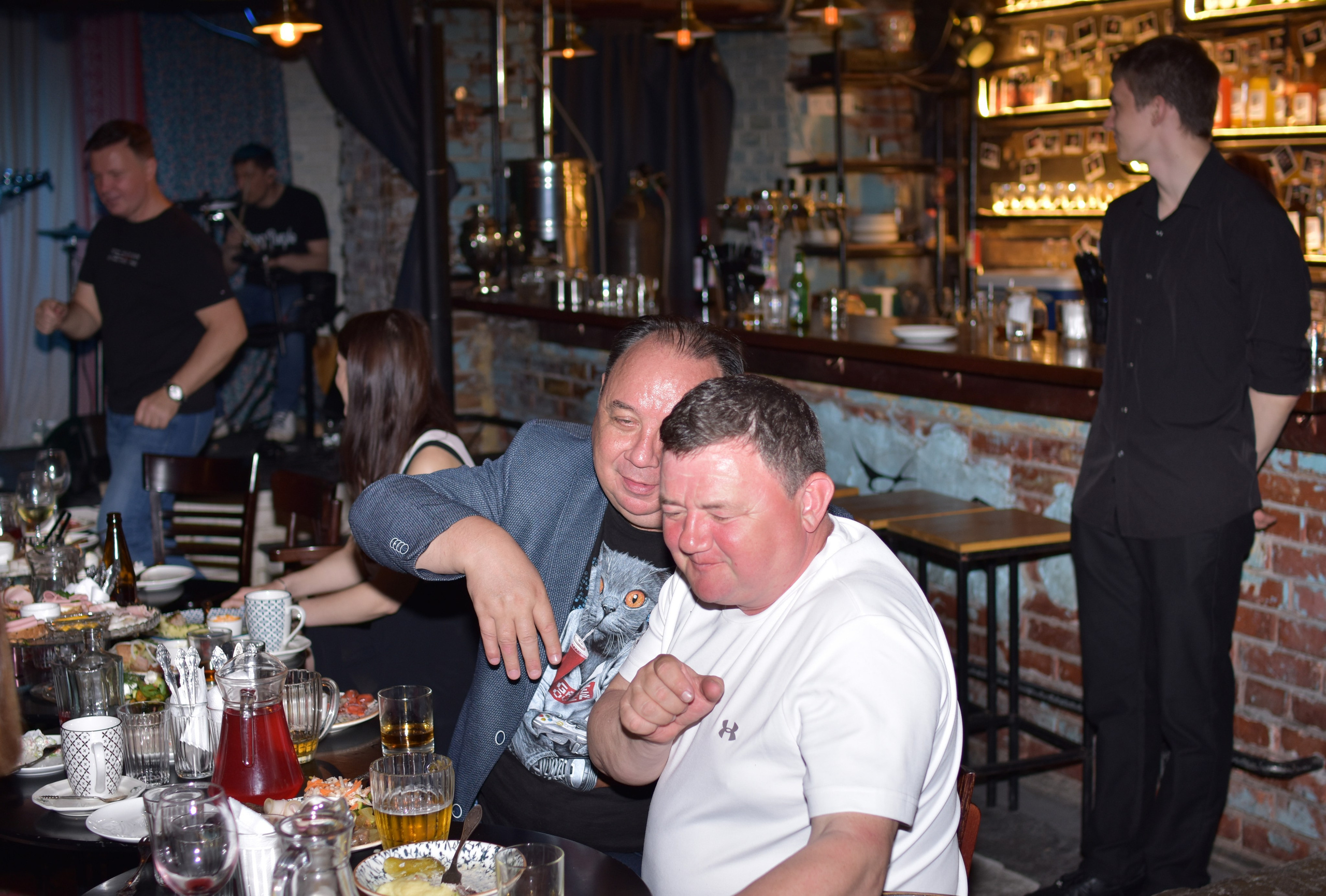 Hard Rock Cafe — Торжественный праздник дня рождения. Фотограф Владивосток (художественный портрет, празднование, торжество, мероприятие, фотопрогулка)