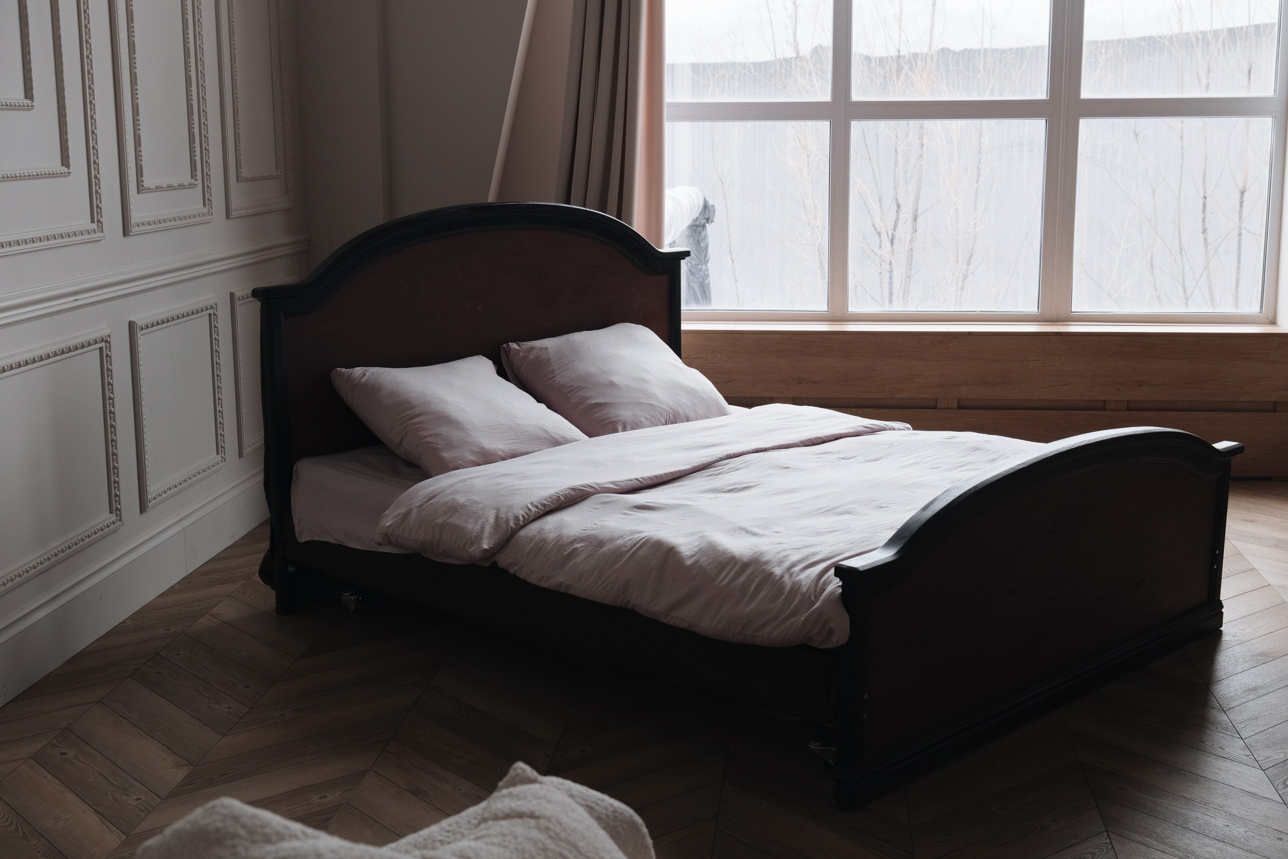 Интерьер зала фотостудии CIRCLE 2.0, выполненный в стиле минимализма с высокими потолками, большими окнами и профессиональным осветительным оборудованием. Пространство идеально подходит для фотосессий различного формата.