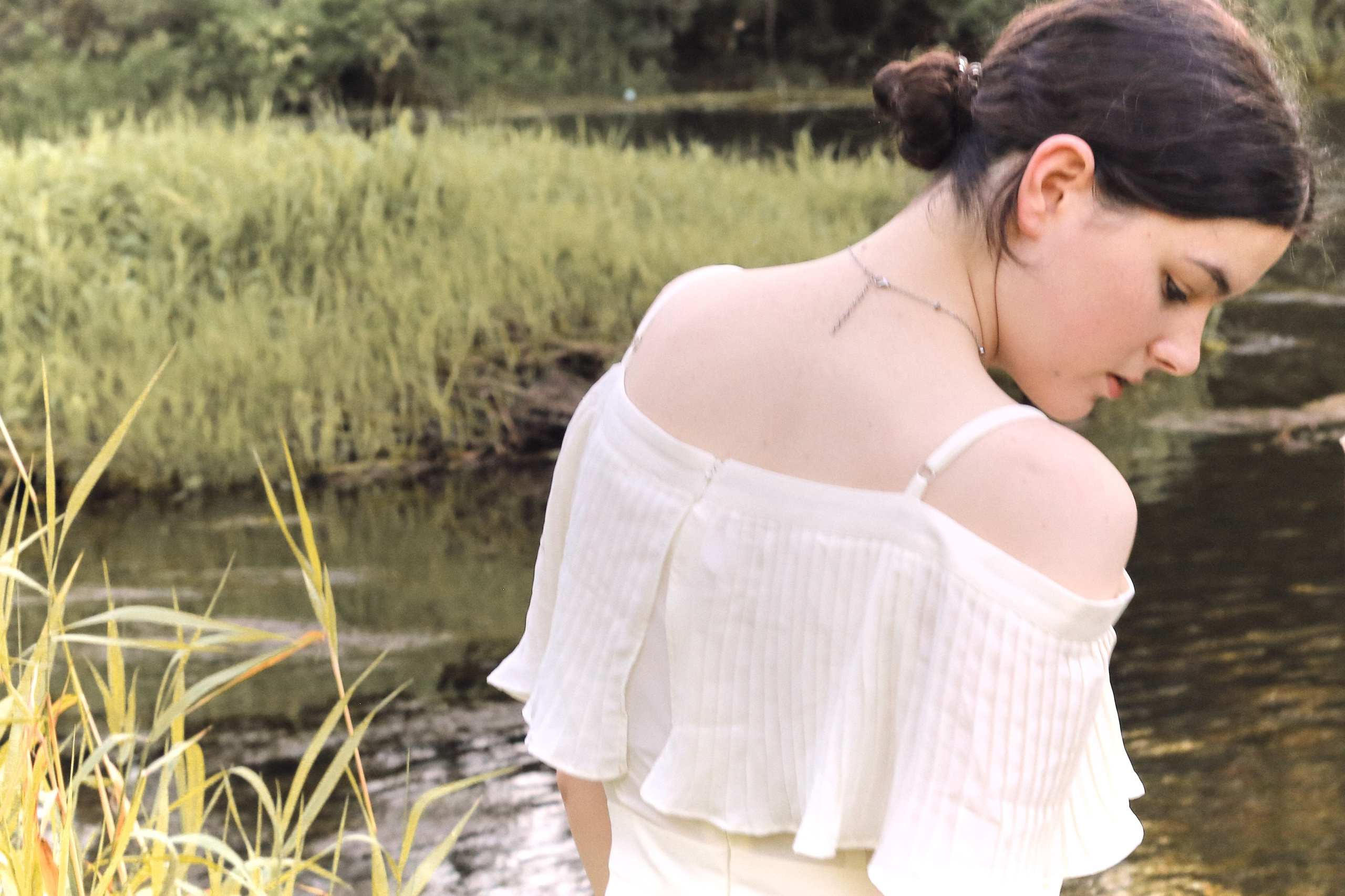 девушка на берегу реки