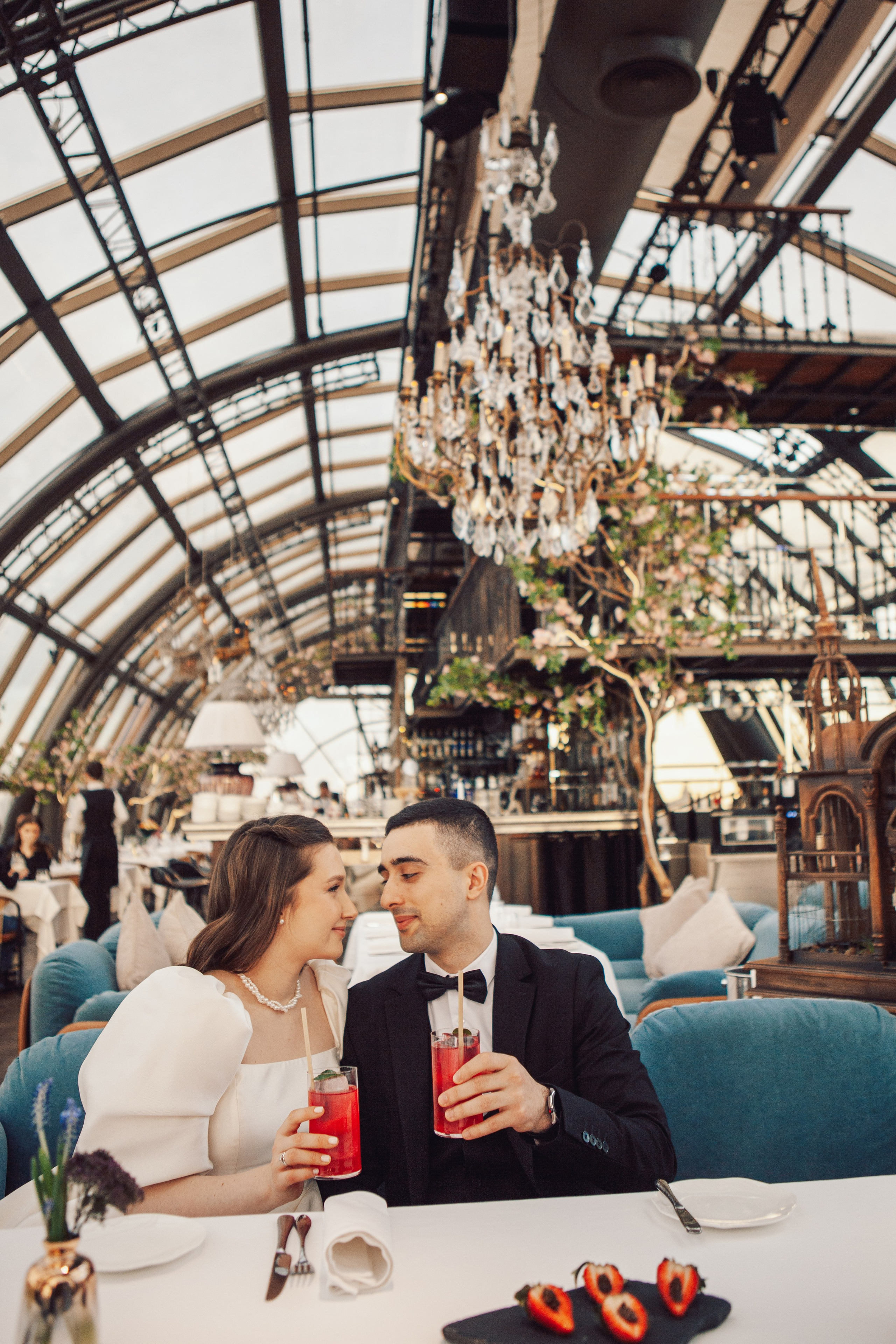 молодожены отмечают свадьбу в ресторане white rabbit