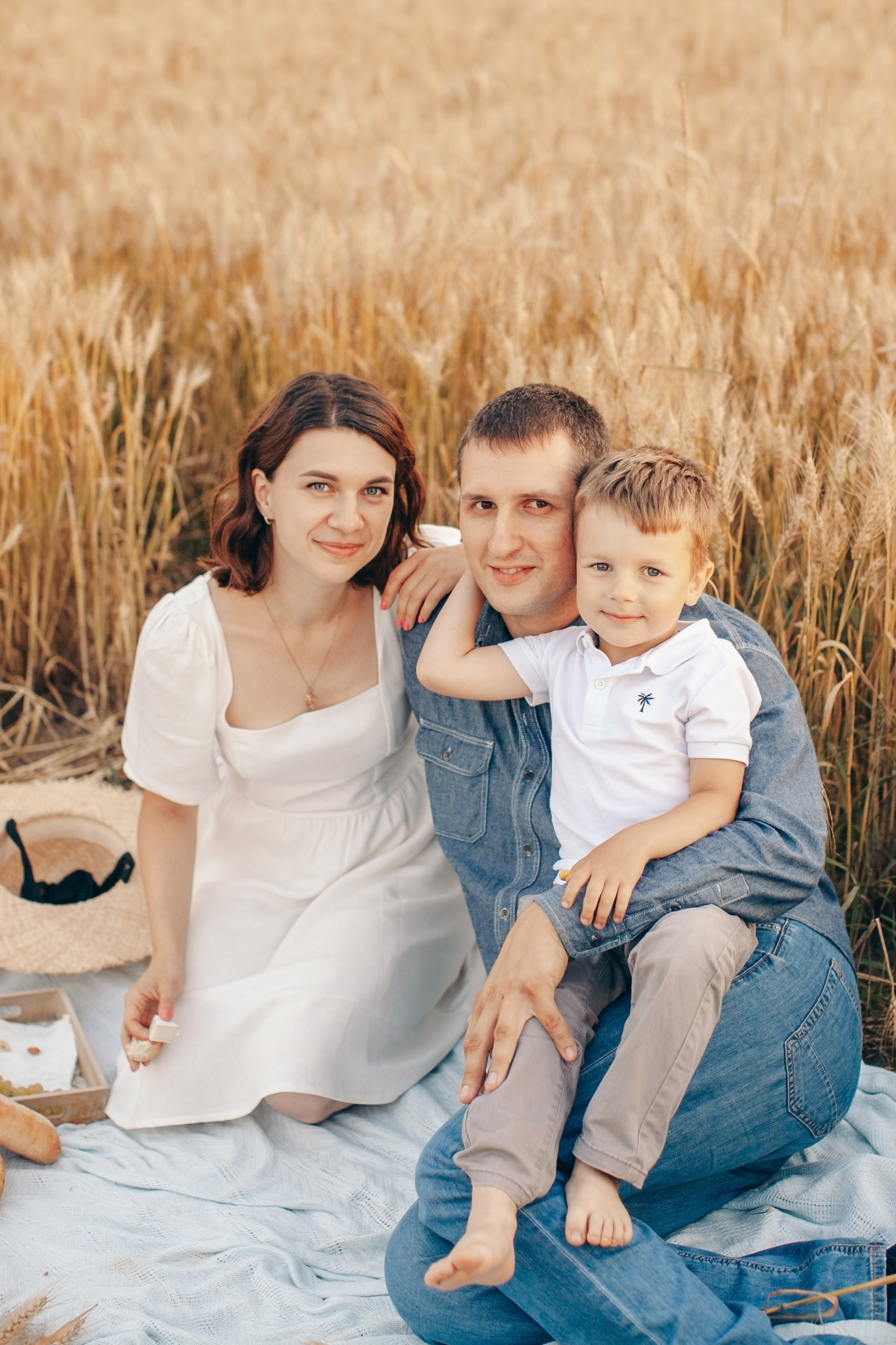 Семейная фотосессия в поле на закате. Фотограф Ольга Ефремова