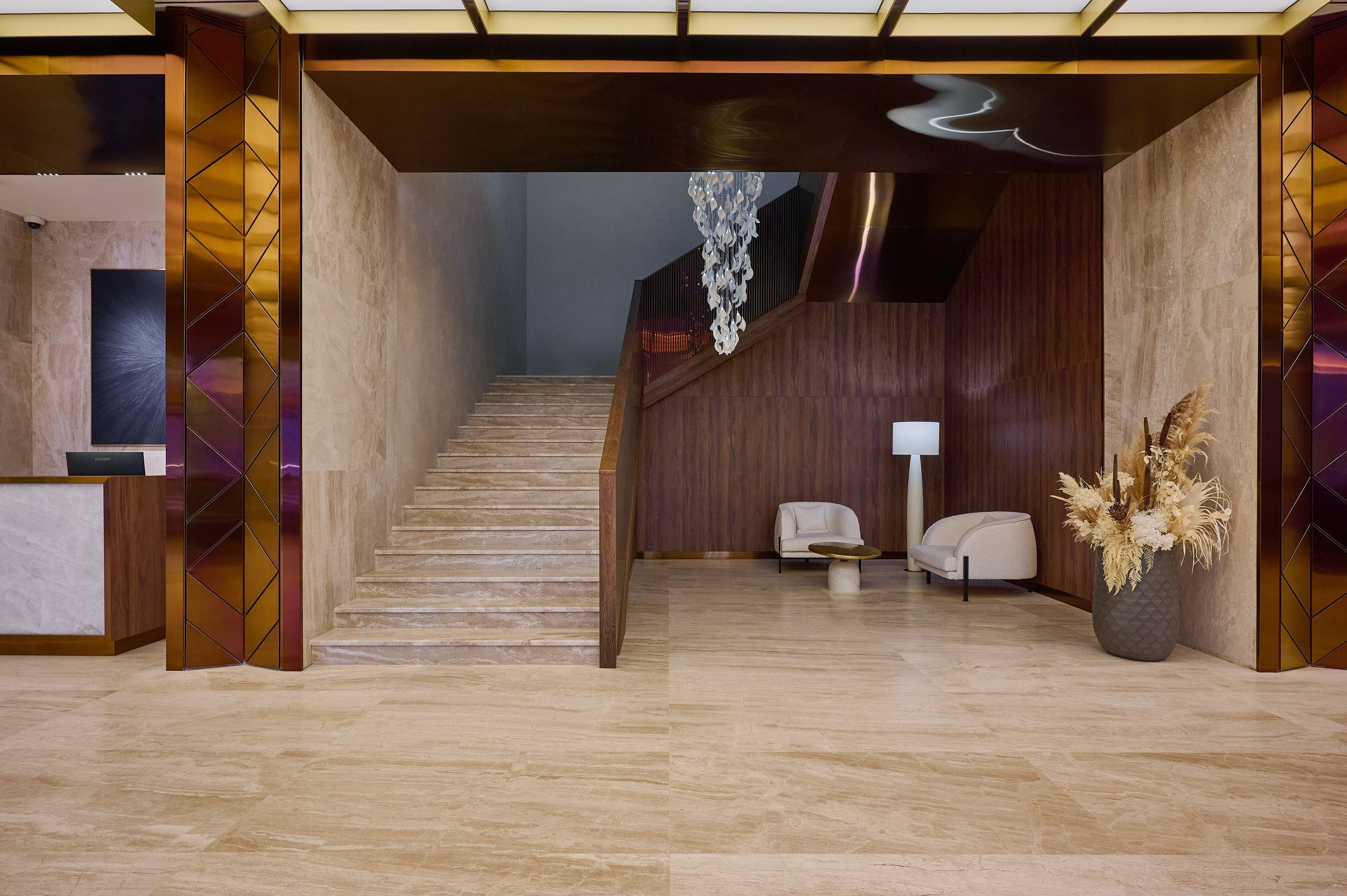 светлые плиты лестница белые кресла круглый золотой столик