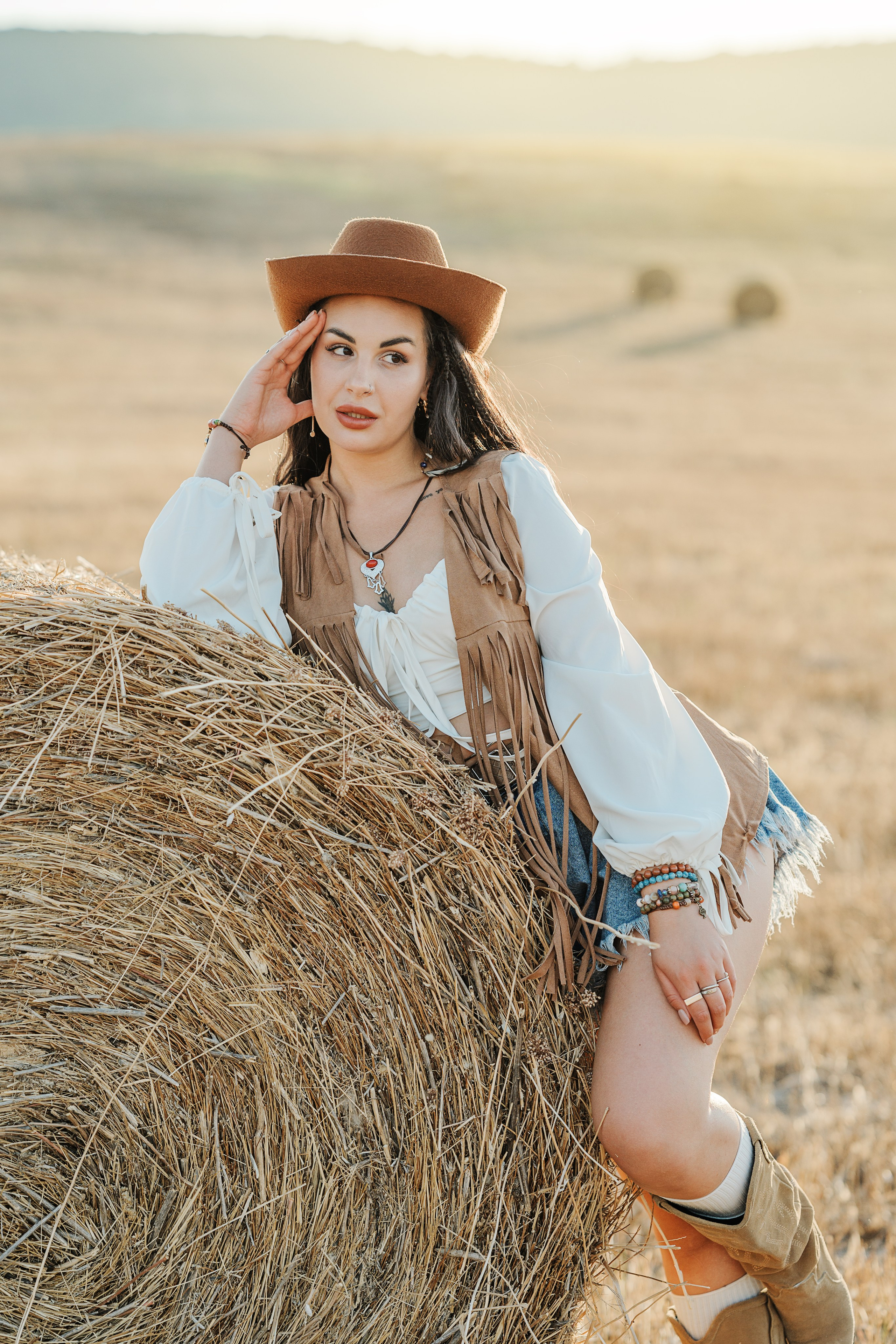 Фотосессия в стиле кантри на закате в стогах сена. Идеи для фотосессии в Крыму. Фотограф в Симферополе и по Крыму Ольга Топоривская. Лучшие места для фотосессий в Крыму.