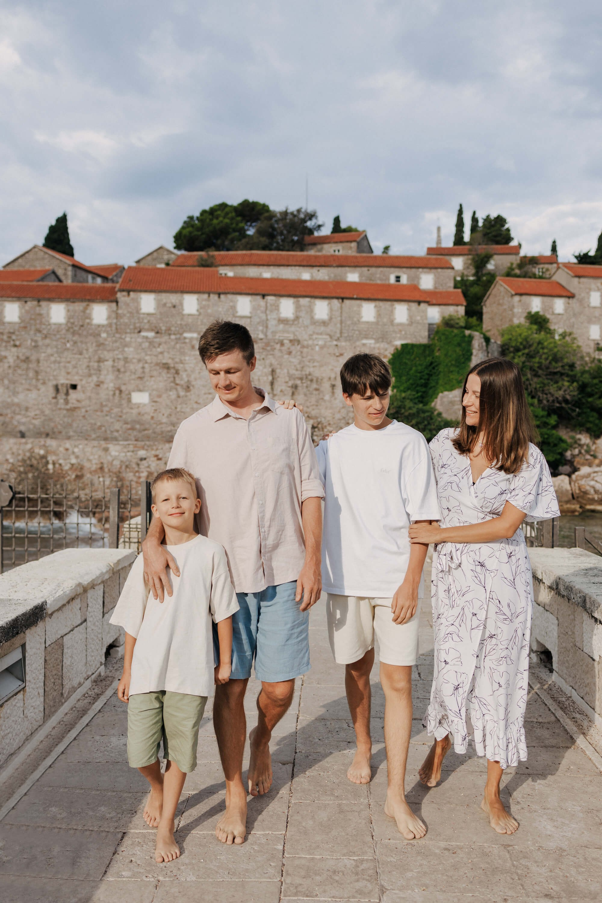 Семейный фотограф в Свети-Стефан Черногория. Федор Лемешко — Семейный и Свадебный Лайфстайл фотограф в Таиланде Дубае Грузии Армении