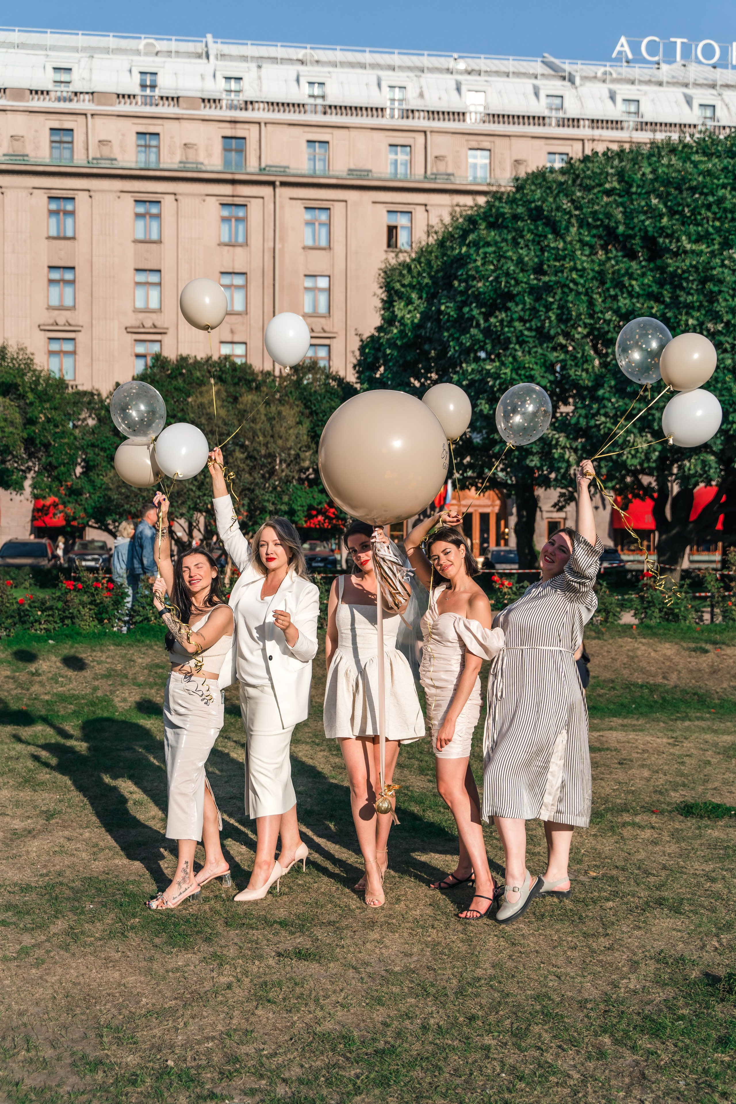 Фотосъемка девичника, встреча девушек, веселые женские портреты