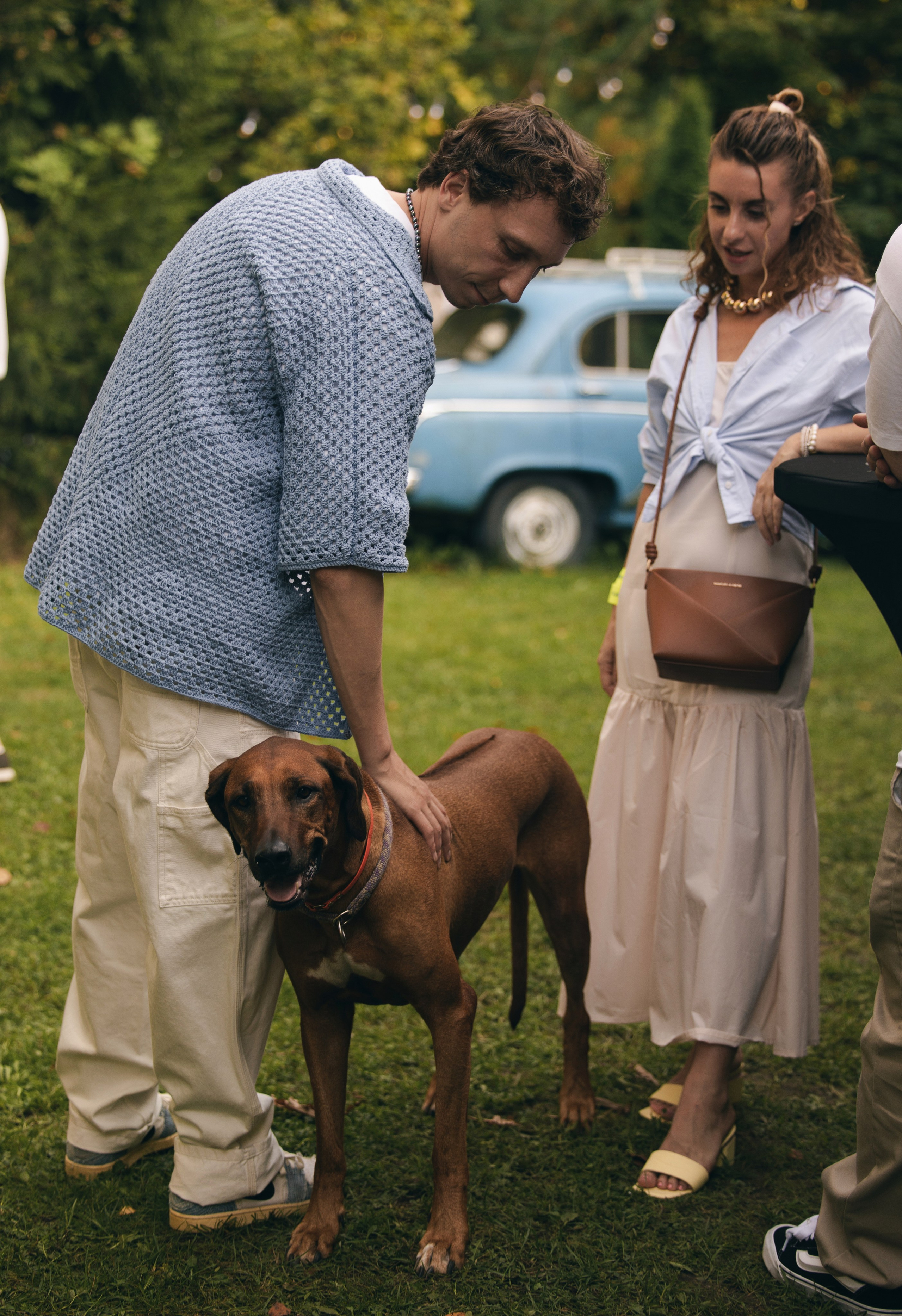 ПАРОЧКА В ЖЕЛТЫХ САПОЖКАХ С РАЙОНА