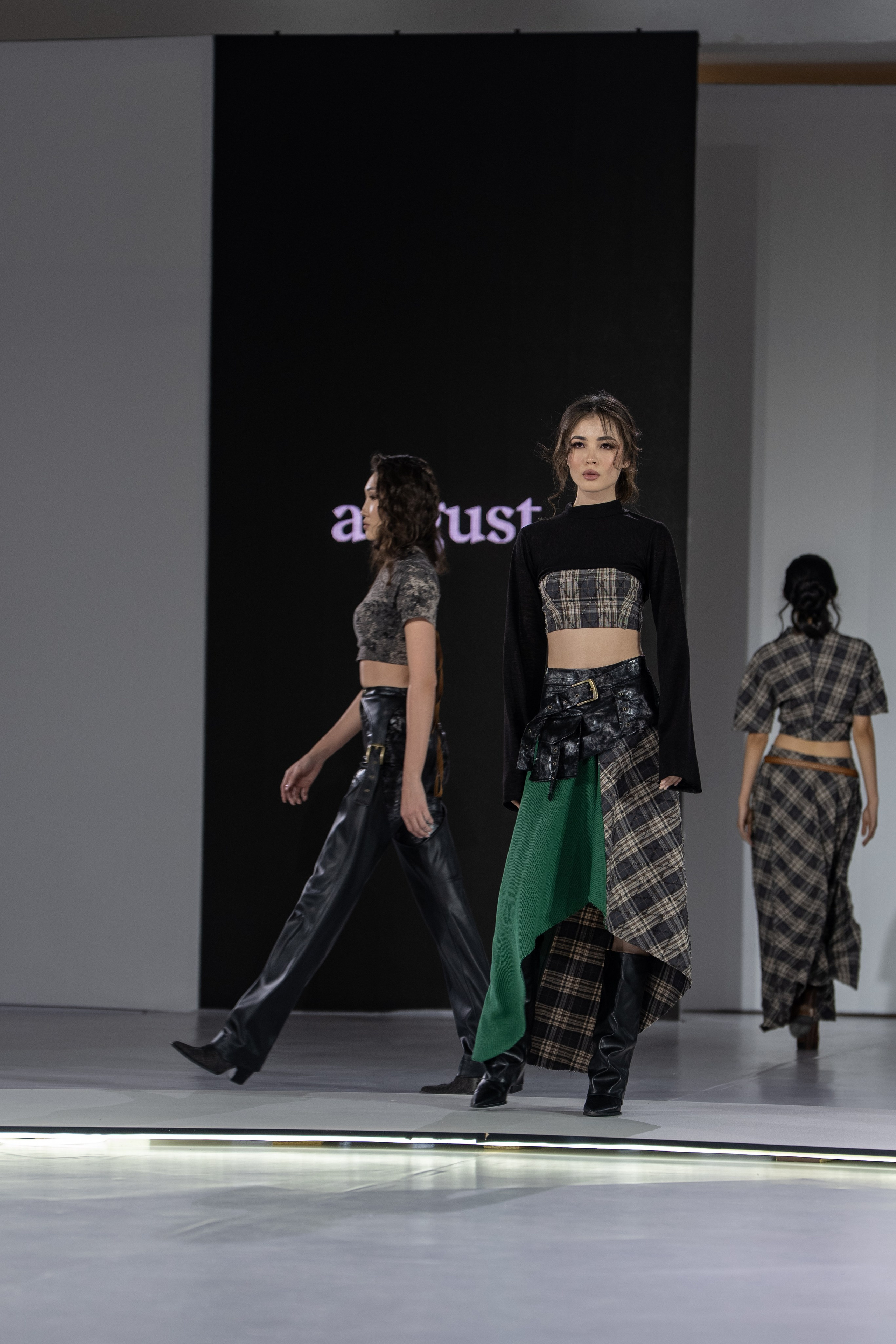 Design August. Сайт Алматинского НЮ АРТ, будуар и фэшн фотографа Дениса Карпенко