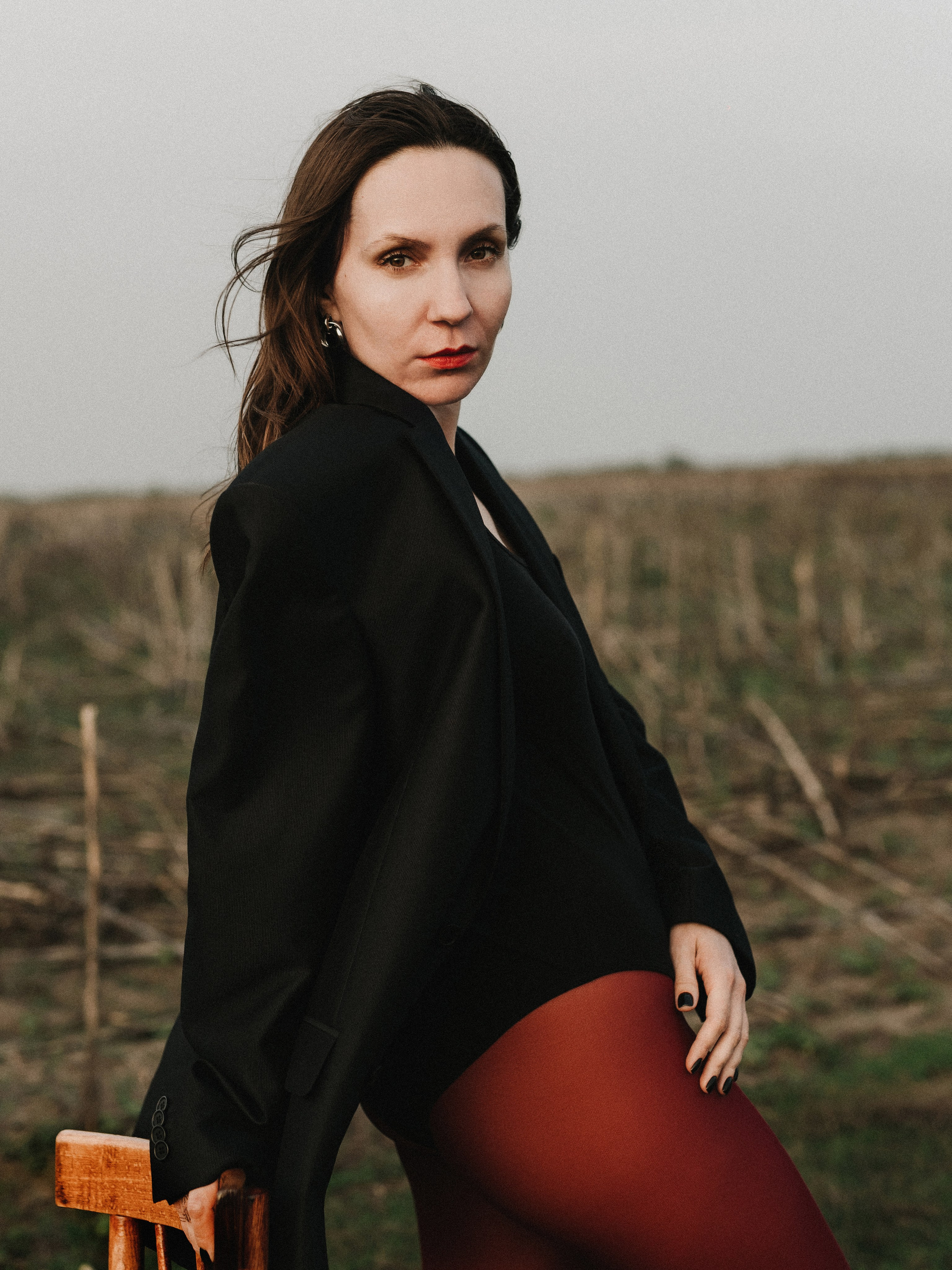 красное, фотосессия, портрет женский, портретная фотосессия, фотосессия на природе, идея для фотосессии, красные колготки 