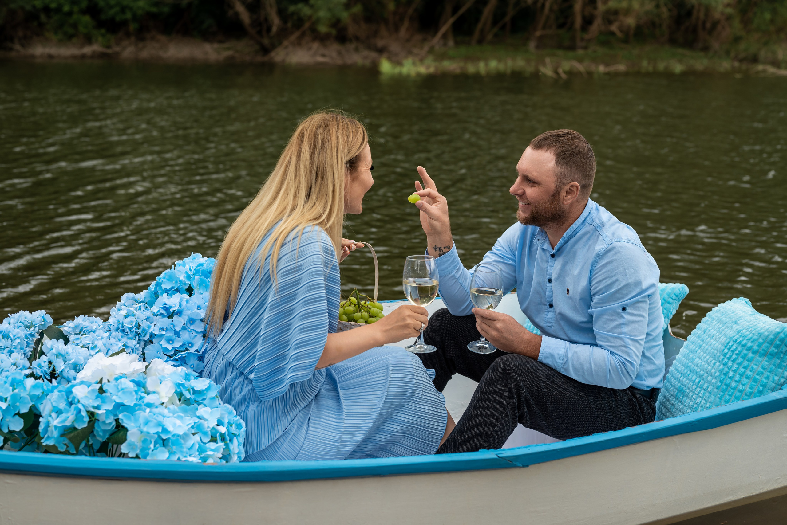 Фотопроект на лодке с голубыми гортензиями. Фотограф в городе Салават
