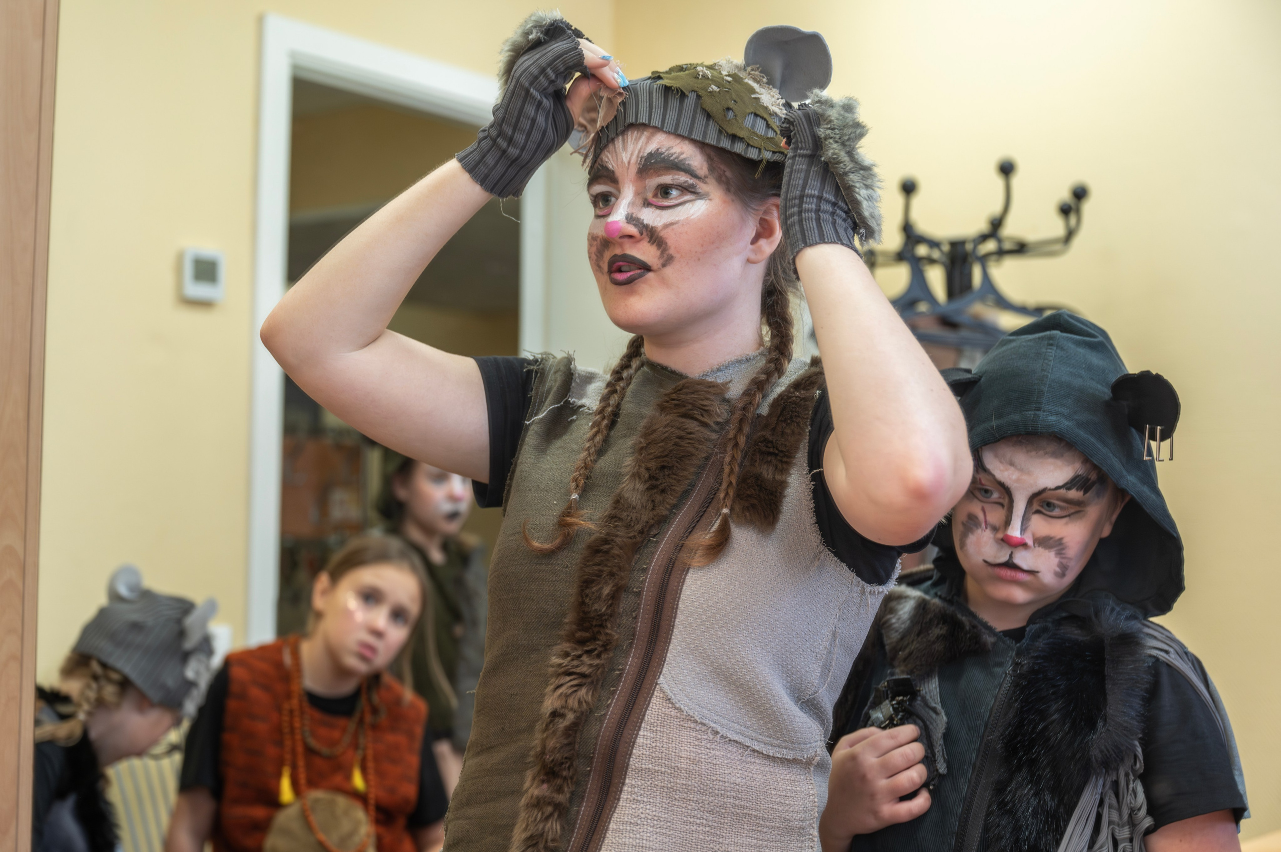 Подготовка к отчетному концерту в летнем детском лагере. Фотограф Анна Мельникова | Москва