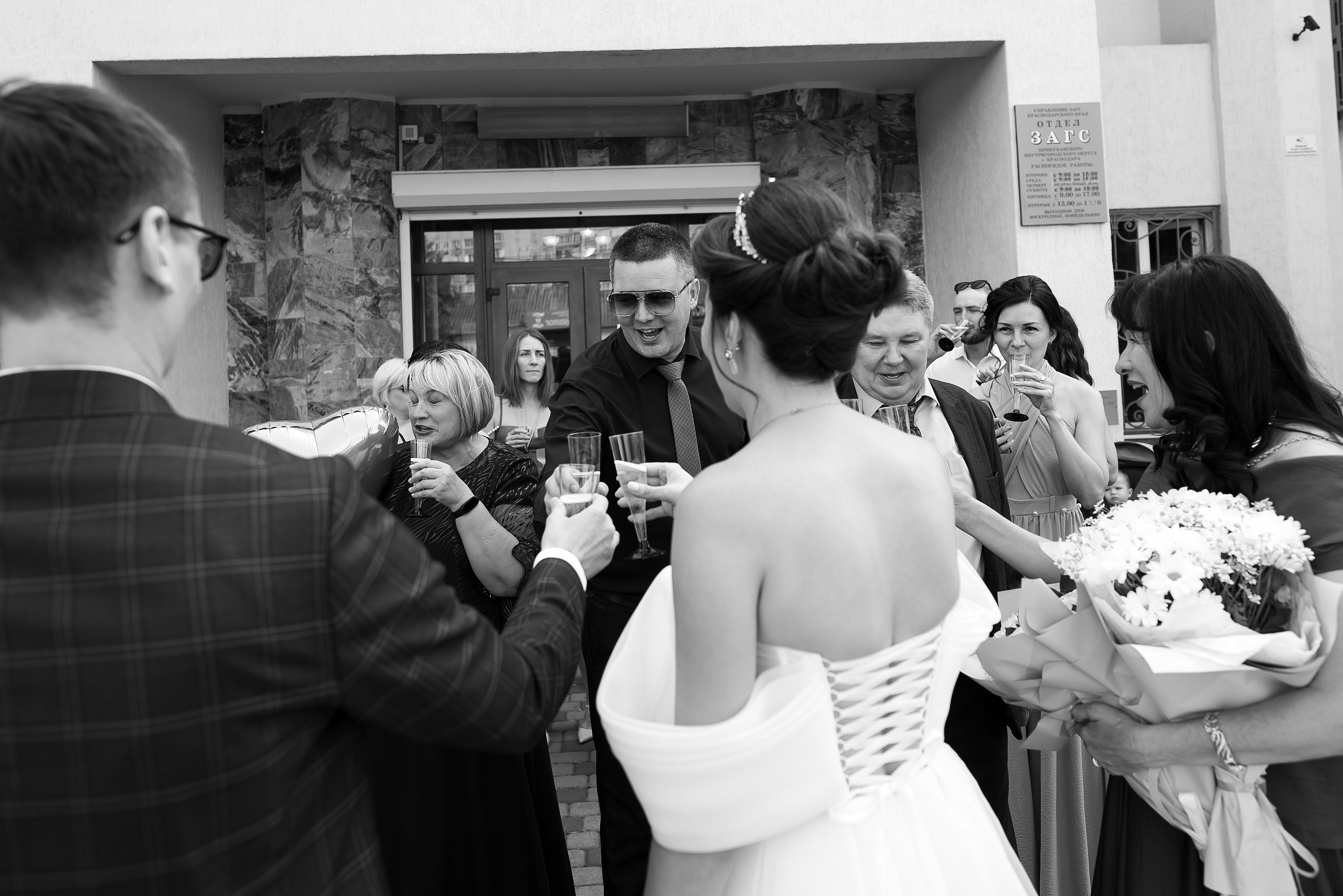 Поздравление молодых, репортажные фото.