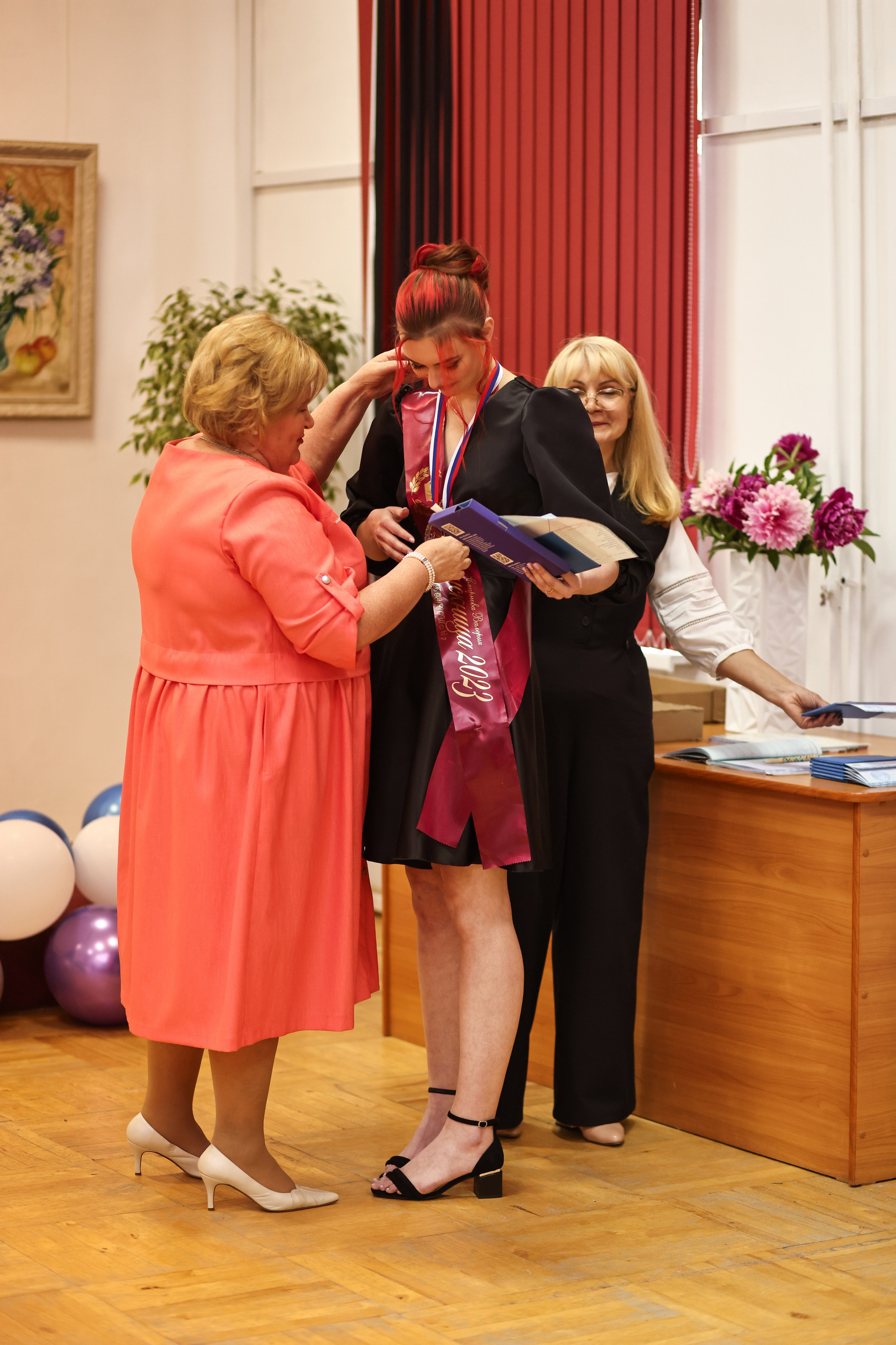 Вручение аттестатов. Школа № 7, выпускники 11 класса 2023 г. Студия выпускных альбомов Остров