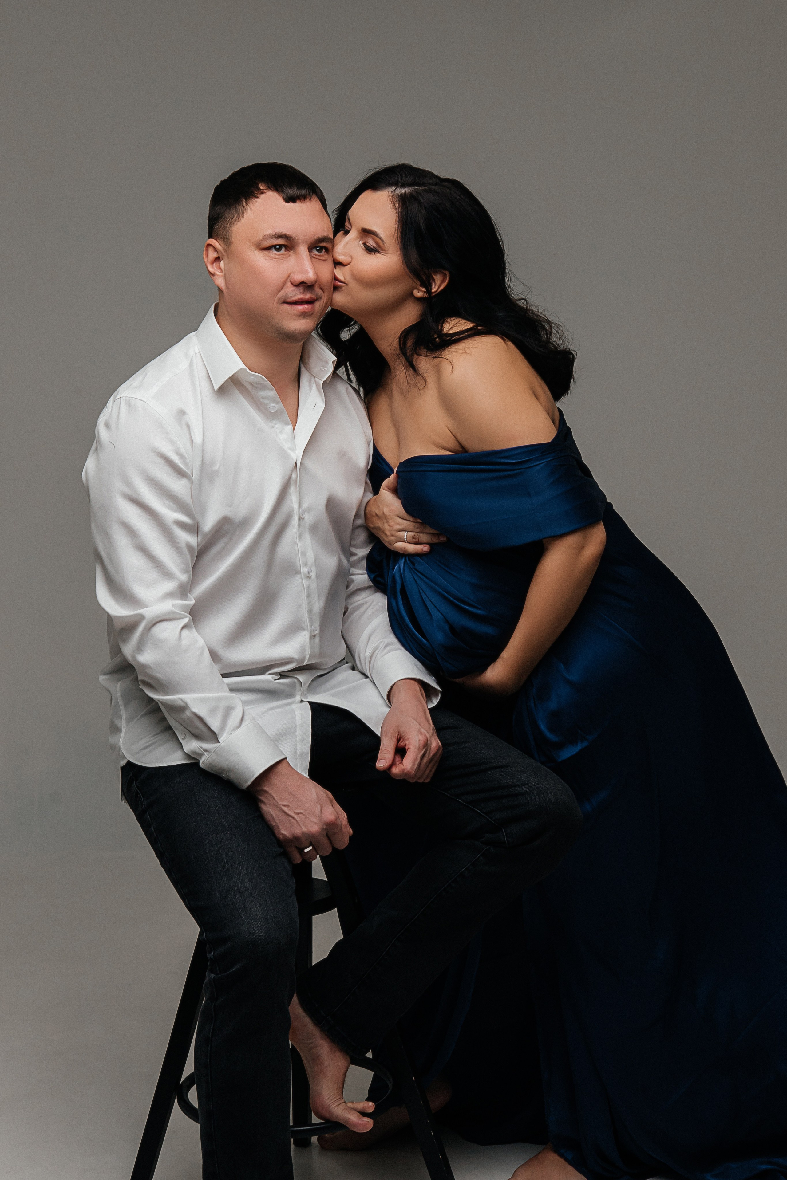 фотосессия беременности в студии с мужем. Фотосессия беременности в тканях. Беременность, фотосъемка в ожидании. фотосъемка беременных. фотограф  беременности Иркутск Фотосесия в стиле vogue в иркутске