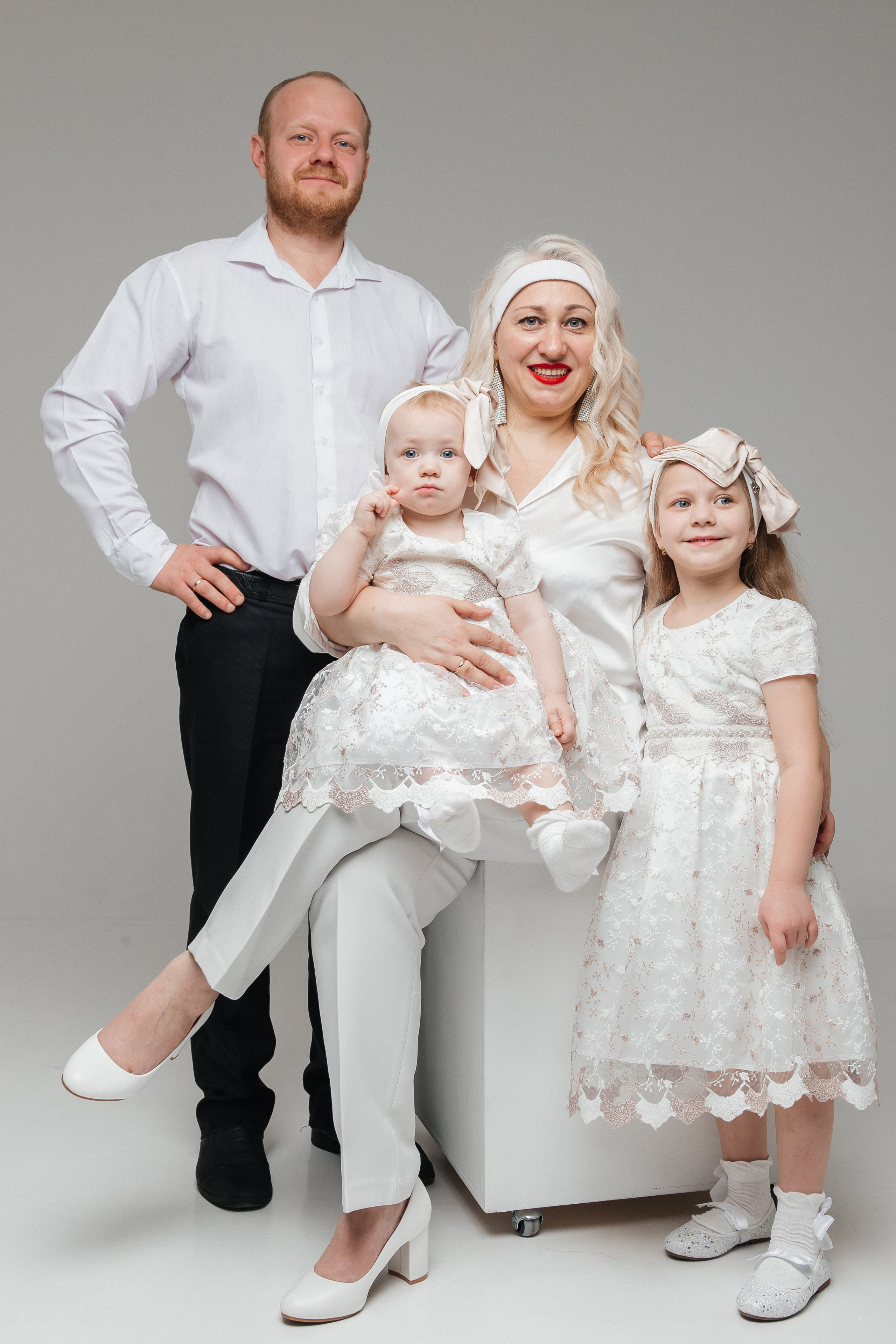 Семейная фотосессия. Фотограф Иркутск. Семейный фотограф в Иркутске. Студийная фотосессия. фотографии в студии. Фотограф семей в студии. 