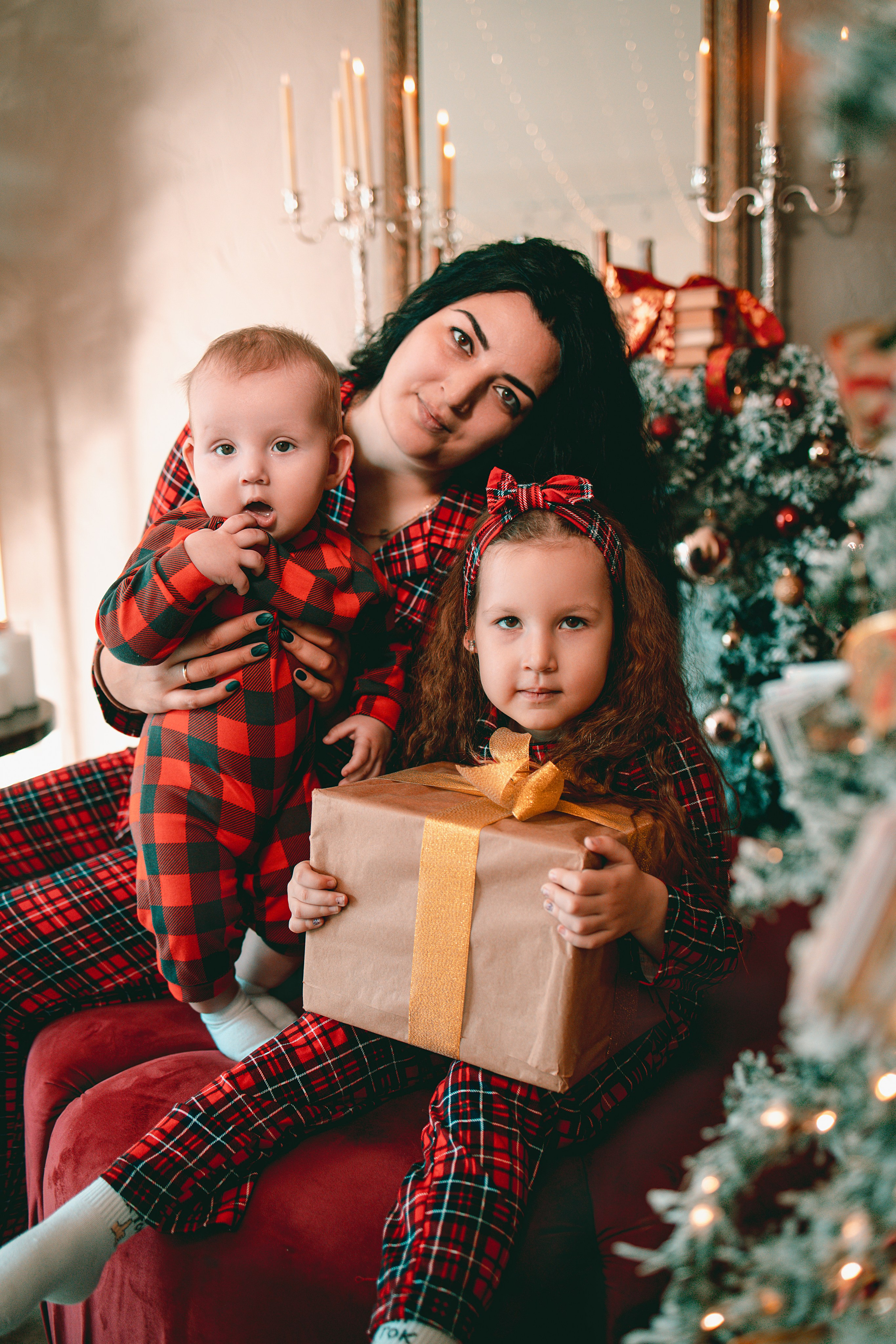 Заказать новогоднюю семейную фотосъемку. Выпускные альбомы в Серпухове