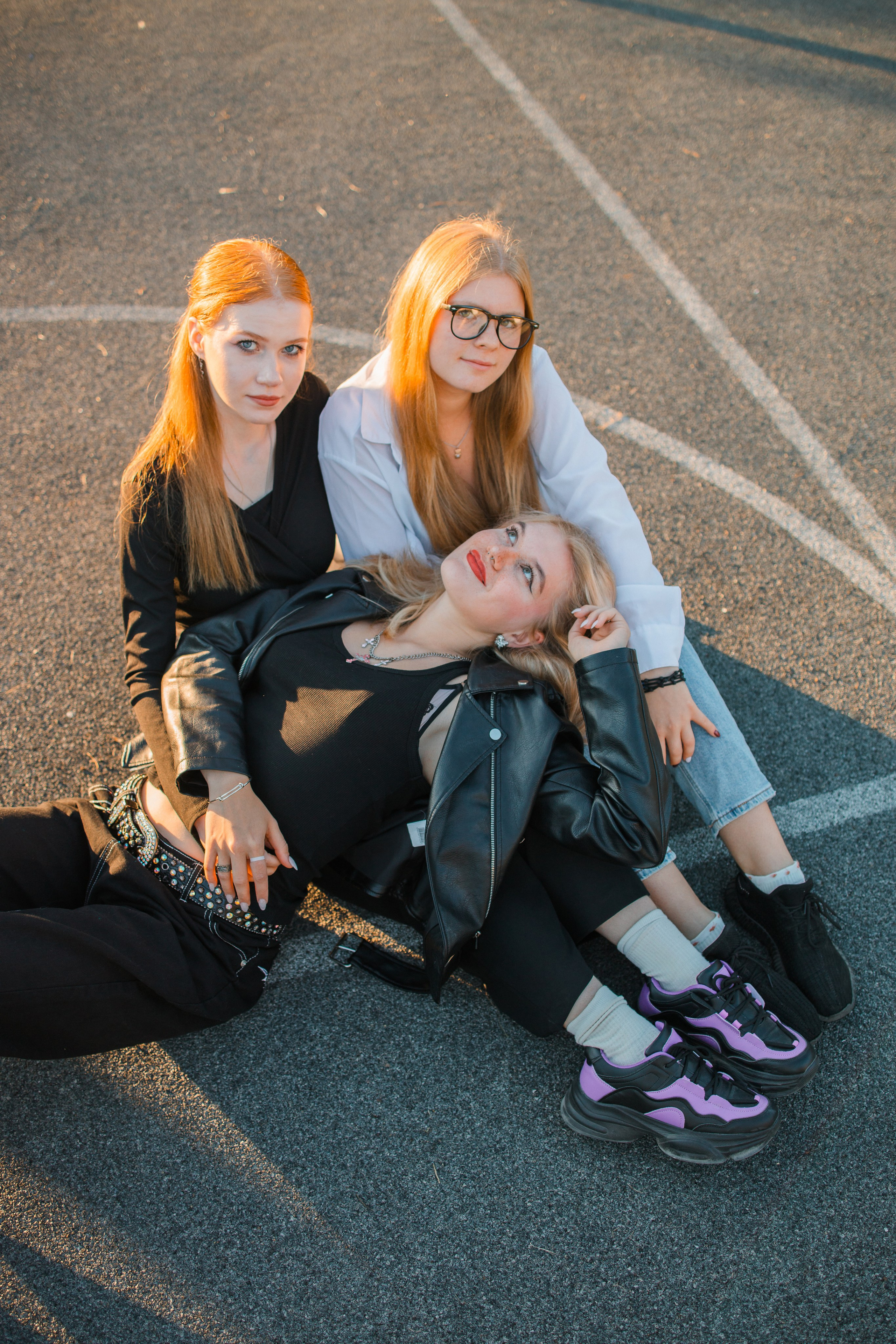 Прогулочная фотосессия на выпускной альбом с 11 классом в Серпухове. Выпускные альбомы в Серпухове