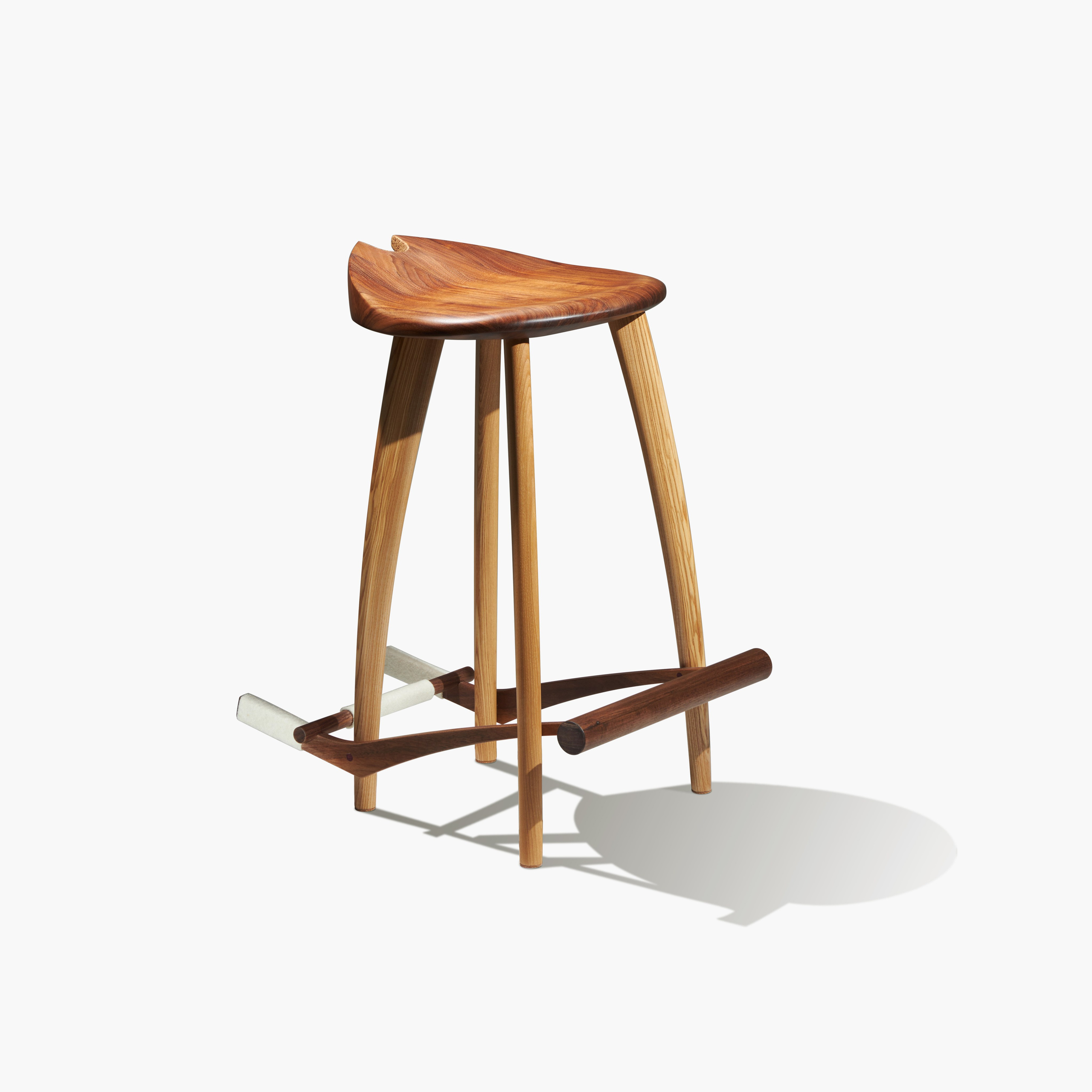 Красивый стул для гитары из ценных пород дерева 