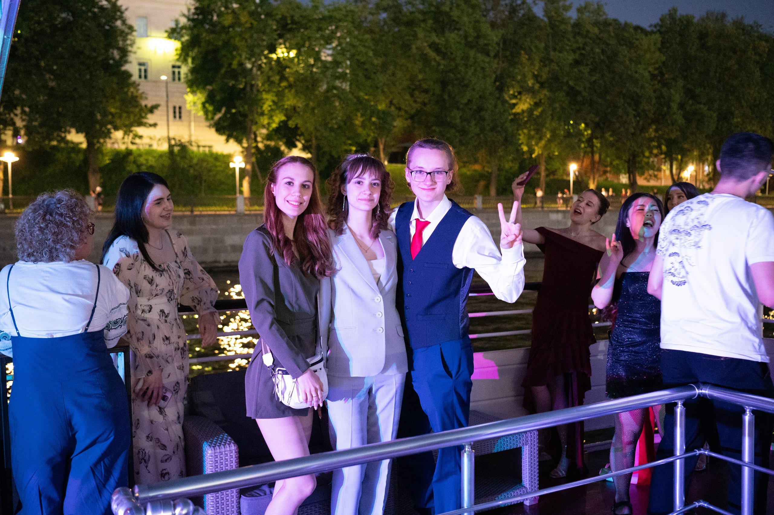 Выпускной вечер 11 класс на теплоходе. Детский и семейный фотограф г. Москва Оксана Катаджи