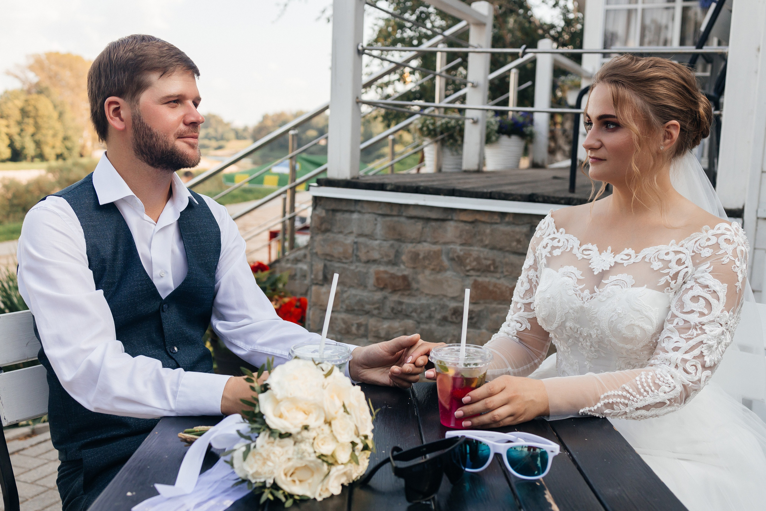 Трогательная выездная церемония в уютном ресторане. Олег Сверчков | Свадебный фотограф Вологда