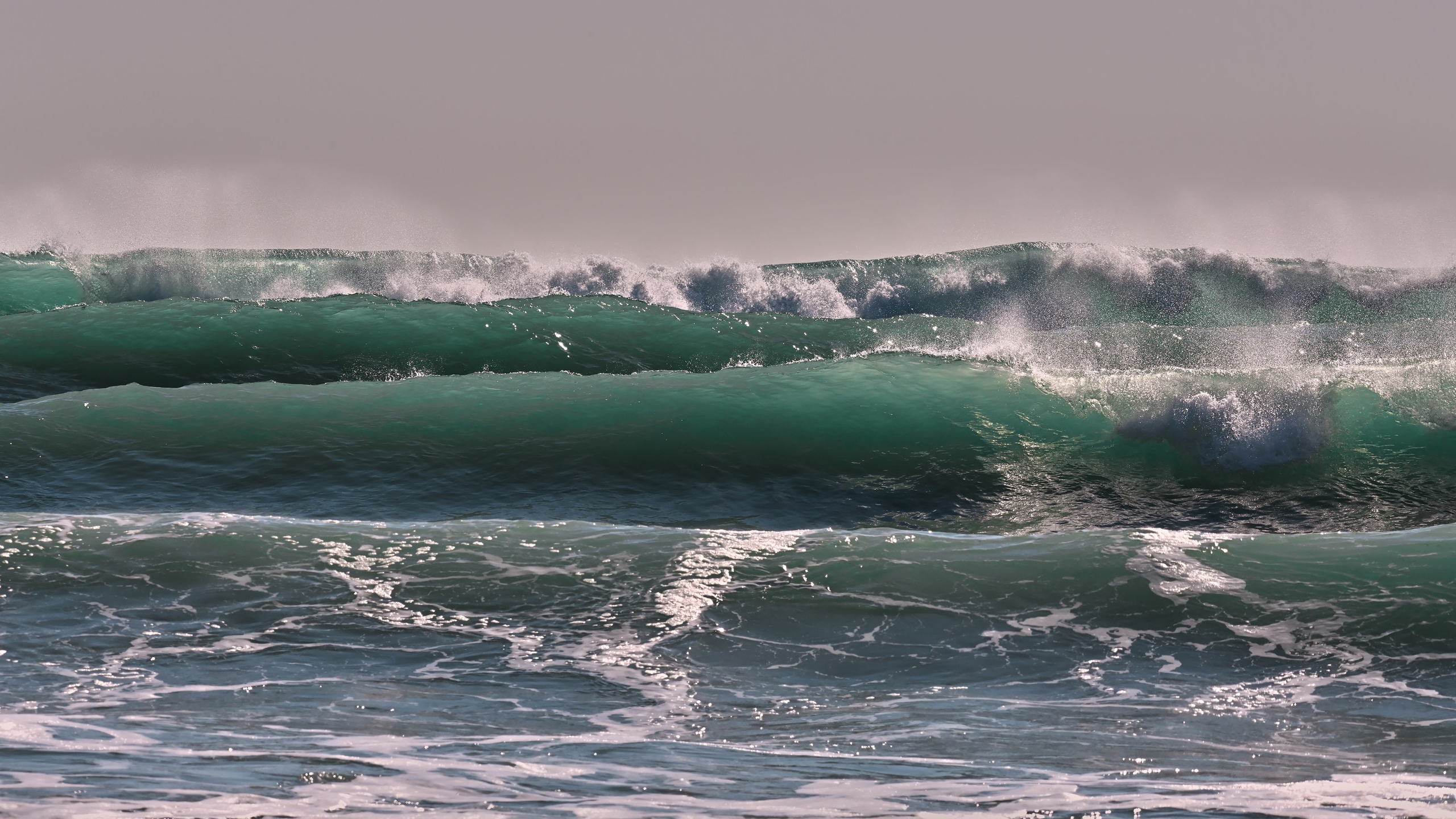Морская волна с брызгами