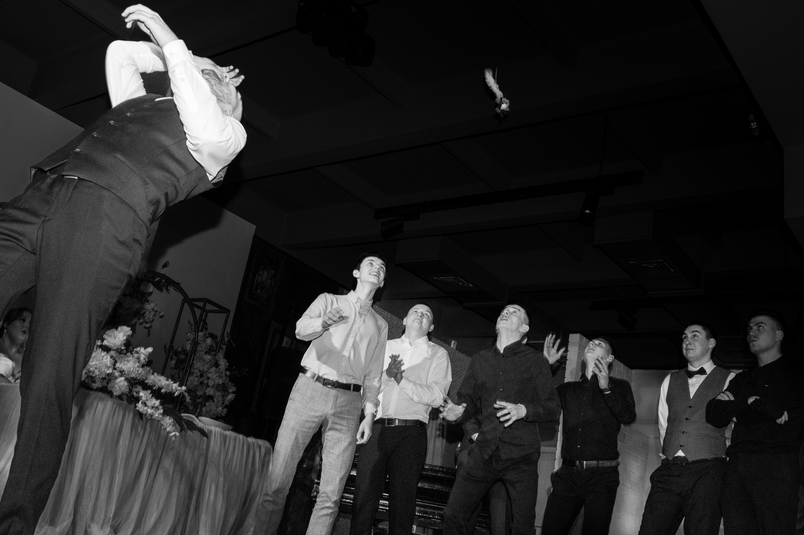 На свадебной фотографии изображено великолепное мгновение, наполненное нежностью и романтикой. Молодожены, окруженные цветами и природой, излучают счастье и любовь друг к другу. Взгляды, полные нежности и взаимопонимания, словно говорят об их чувствах, обретших свое воплощение в этот особенный день. Белоснежное платье невесты и стильный костюм жениха создают образы, пропитанные изысканностью и элегантностью. Теплые лучи солнца, ласково освещающие молодую пару, добавляют кадру мягкости и теплоты, создавая атмосферу сказочной красоты.. Автор фотограф: Додров. Ph: dodrov.