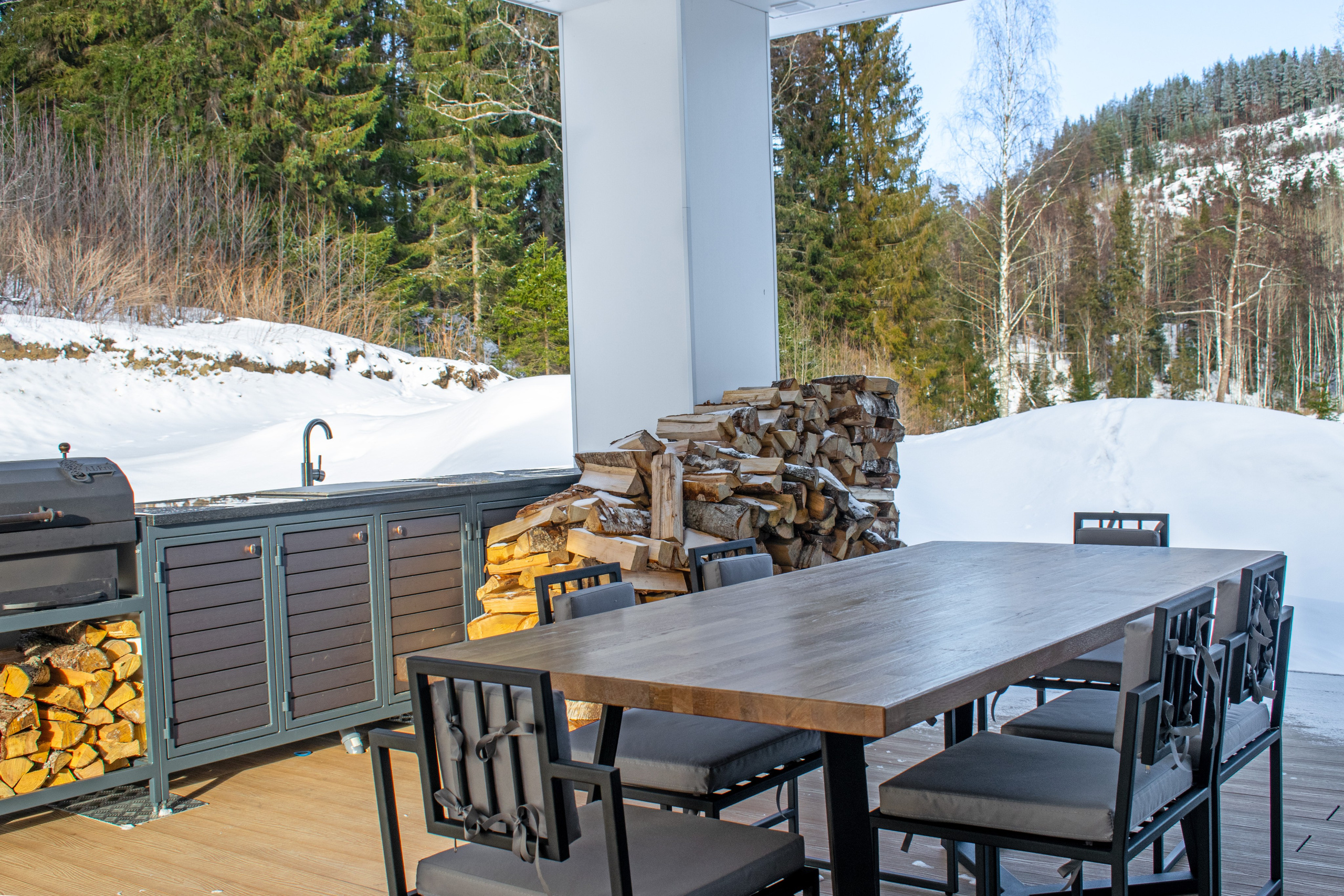 Экстерьер гостевого дома в Карелии в Сортавальском районе. Фотосъемка летней кухни и мангальной зоны