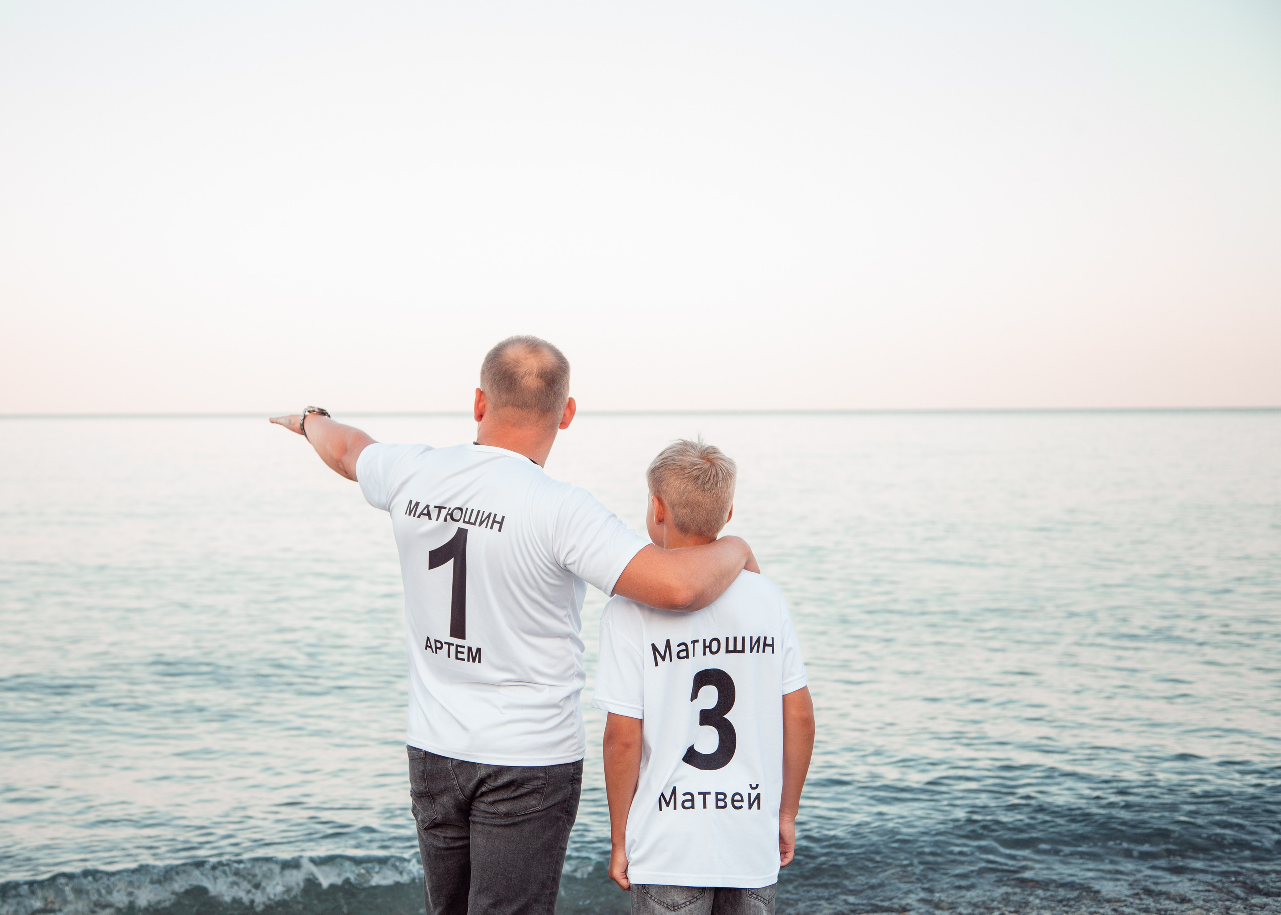 Каждый год они проводят фотосессию в именных майках у моря в Лоо. Семейный фотограф в Сочи, Лоо, Дагомысе, Вардане Кучумова Олеся