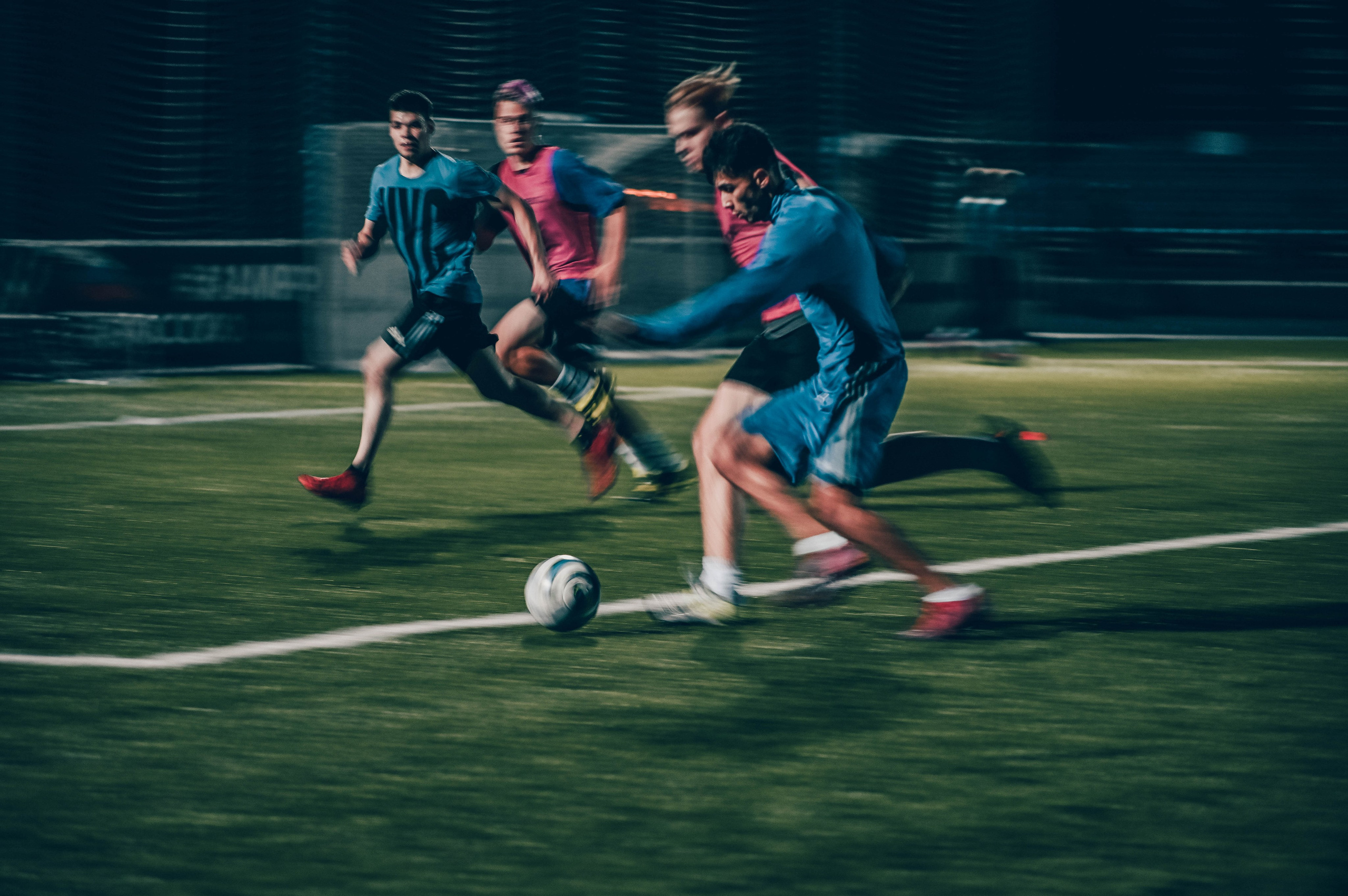 Фотосъёмка футбольной тренировки на стадионе. Фотограф Александр Орымбаев