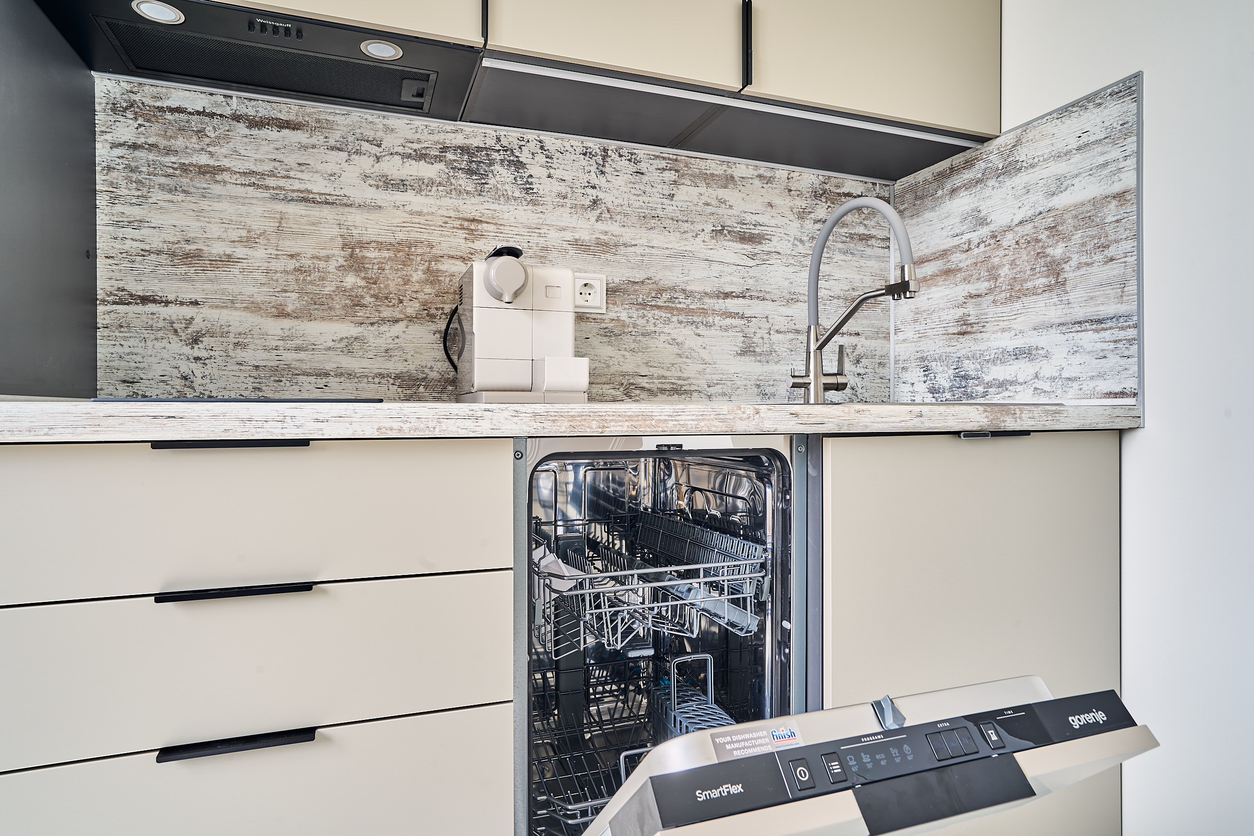 Интерьерная фотография посудомоечной кухни в стандартной двушке на Северо-Западе Москвы с открытой посудомоечной машиной