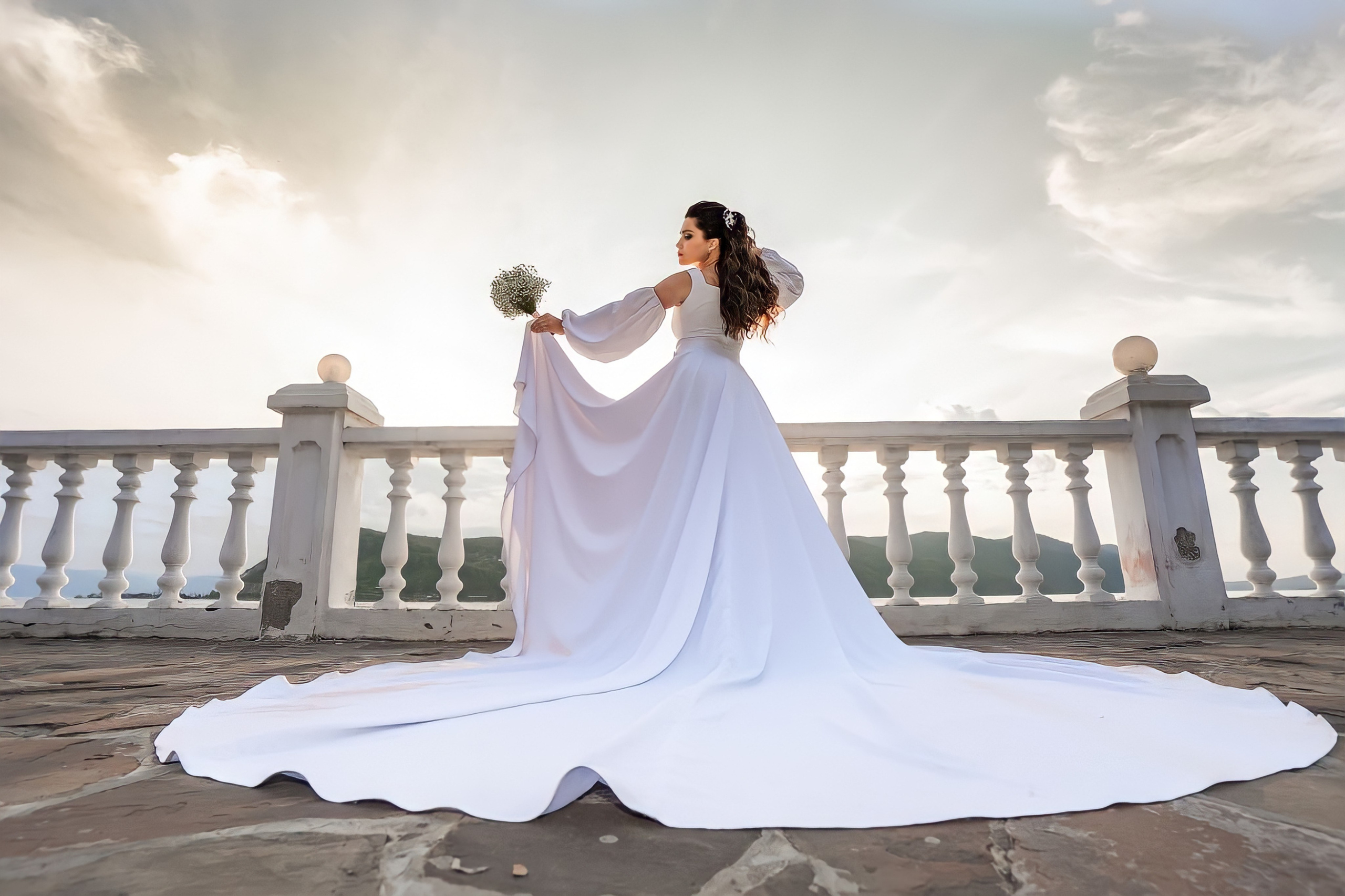 Белое платье с длинным шлейфом в аренду для фотосессии