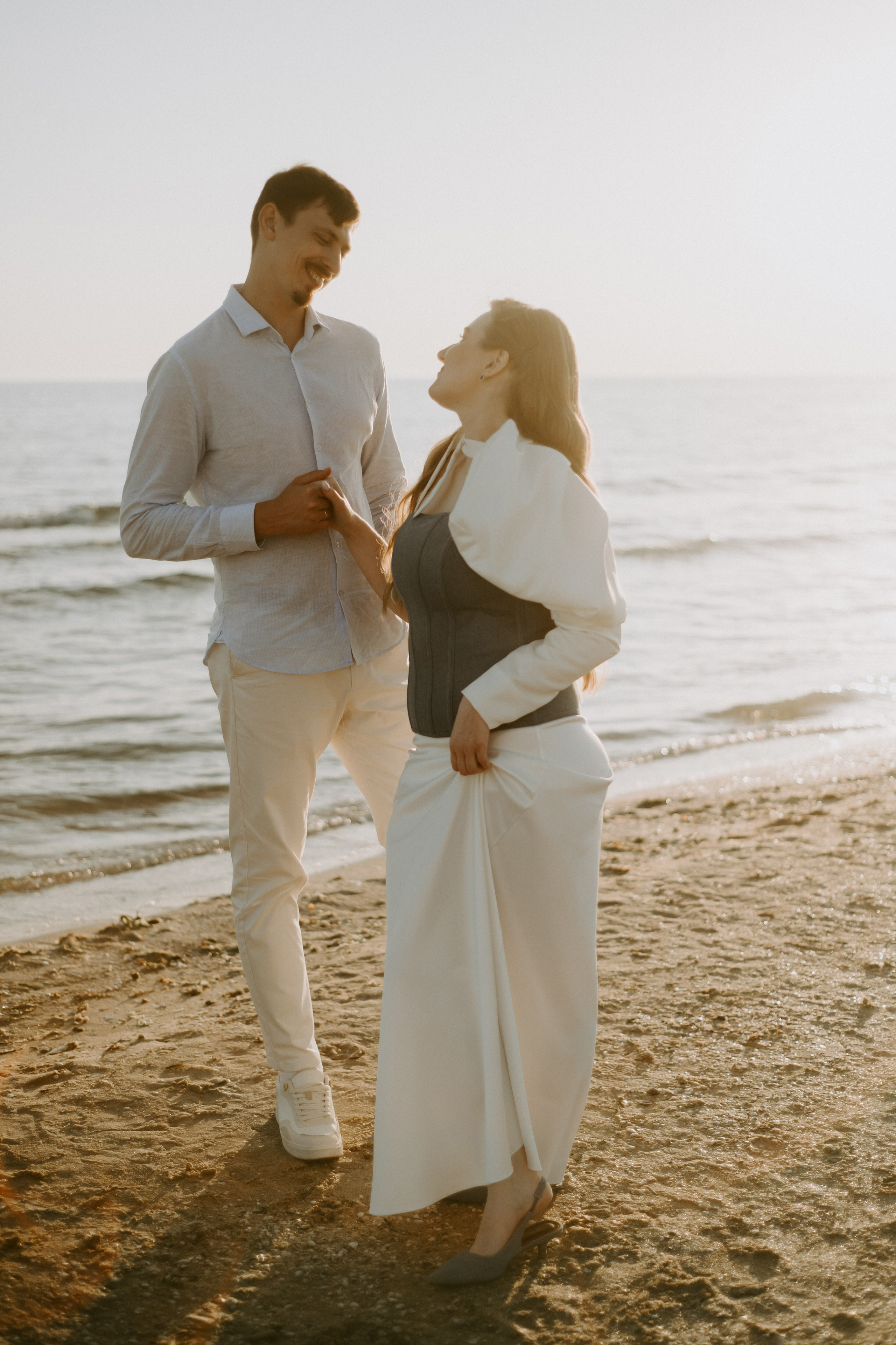 Свадебная фотография молодоженов на фоне побережья Анапы: романтический момент у моря