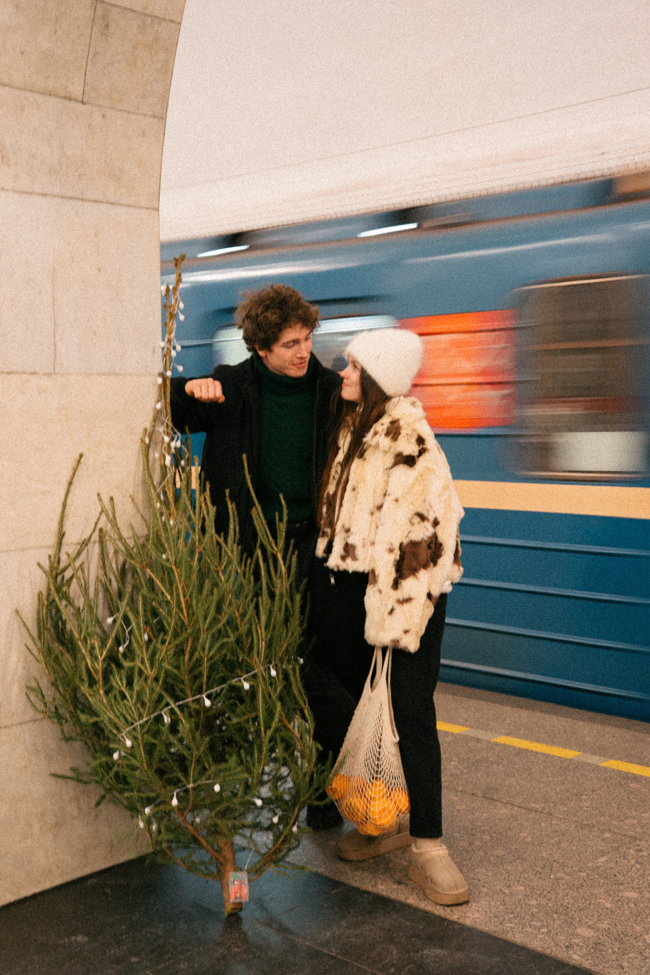 НОВОГОДНЯЯ ПРОГУЛКА ПАРЫ ПО ЧЕРНЫШЕВСКОЙ ПЕРЕД НОВЫМ ГОДОМ. Профессиональный фотограф, Санкт-Петербург — Виктория Богомолова