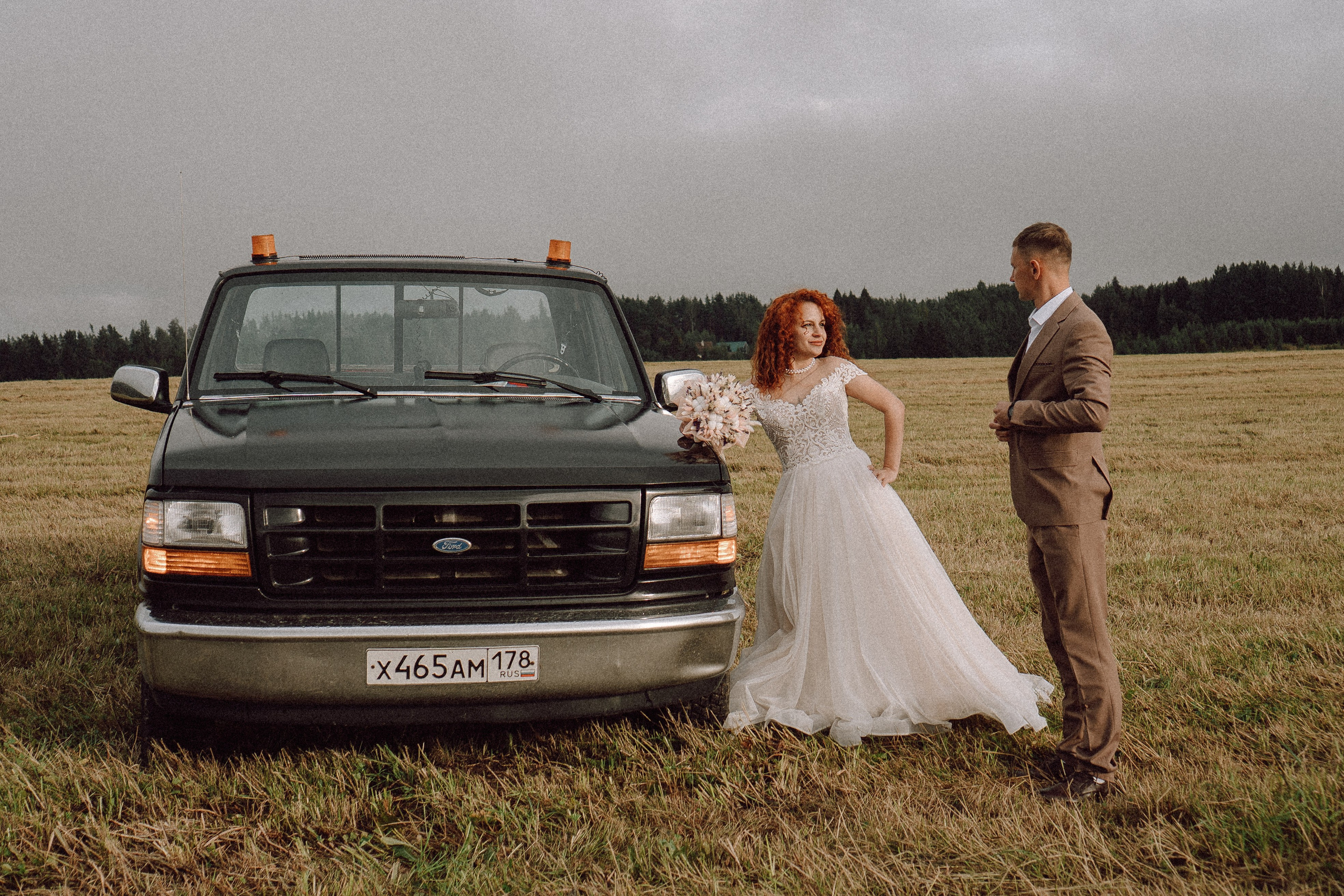 СВАДЕБНАЯ ФОТОСЕССИИЯ ПАРЫ В ГОРОДЕ ПРИОЗЕРСК В СОСНОВОМ ЛЕСУ И С ПИКАПОМ. Профессиональный фотограф, Санкт-Петербург — Виктория Богомолова