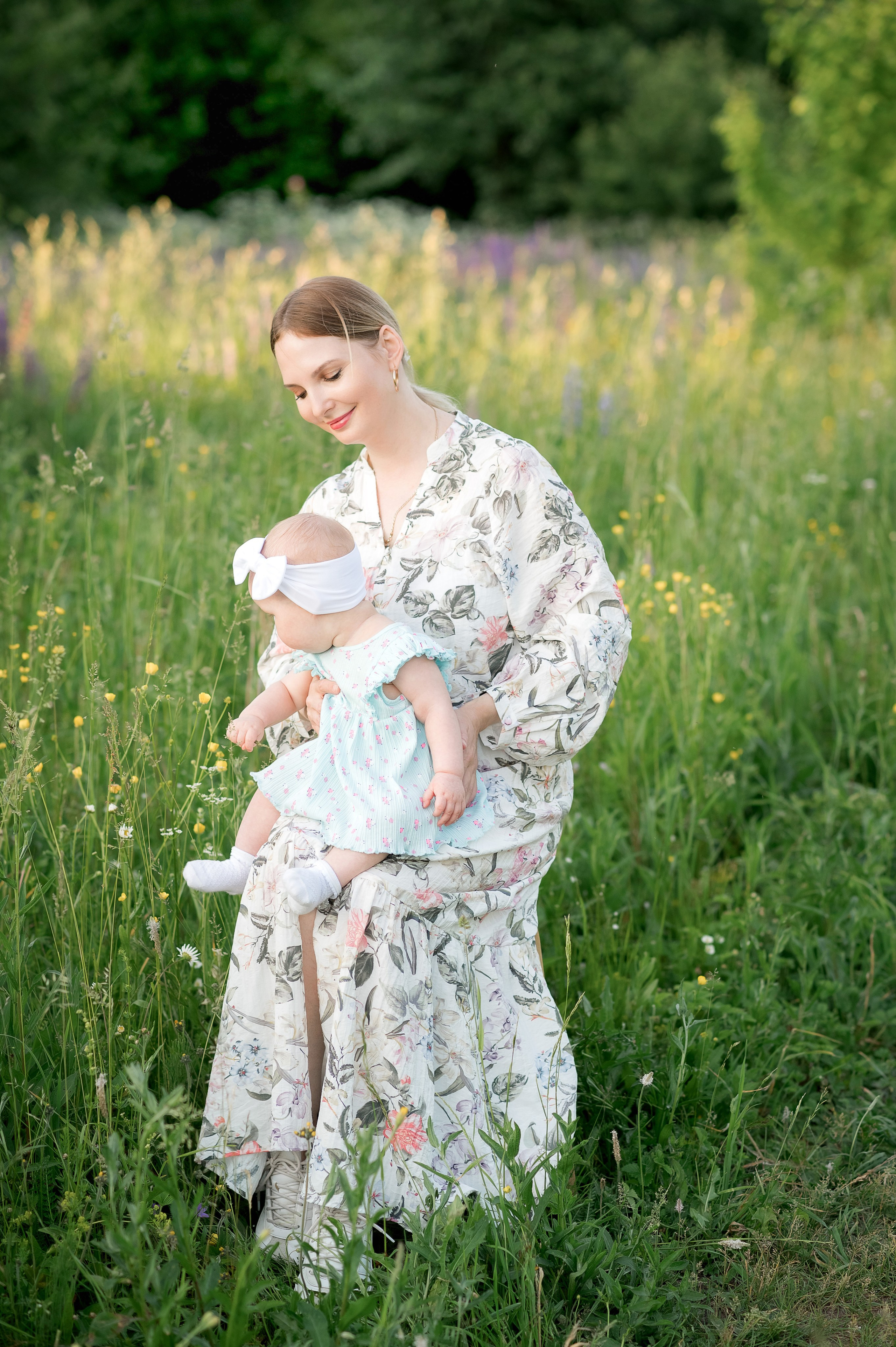 Уличная летняя фотосессия мамы и малышки в люпиновом поле
